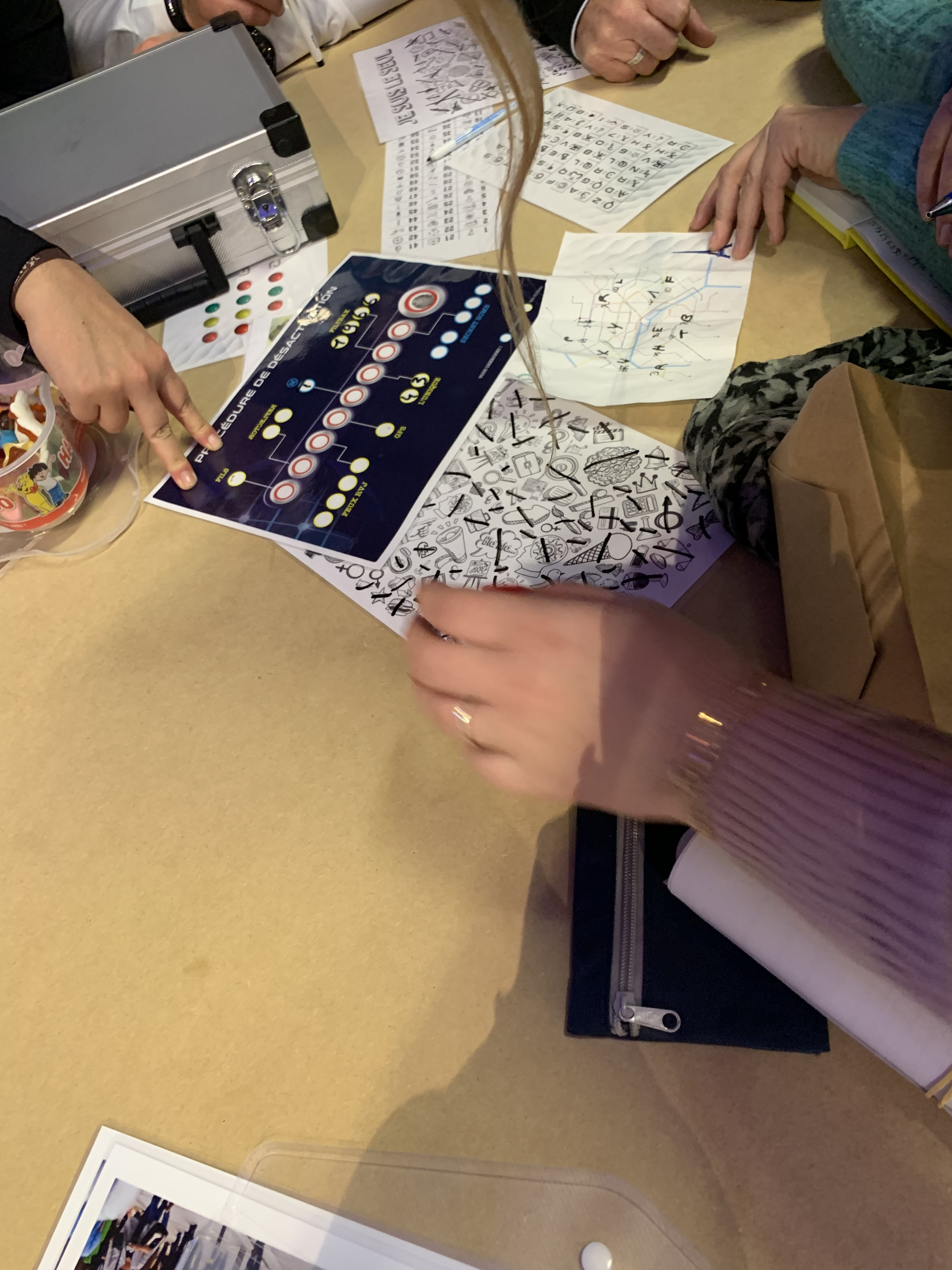 Indoor escape game bedrijf Antwerpen teams in modulaire eventruimte · INNOV'events