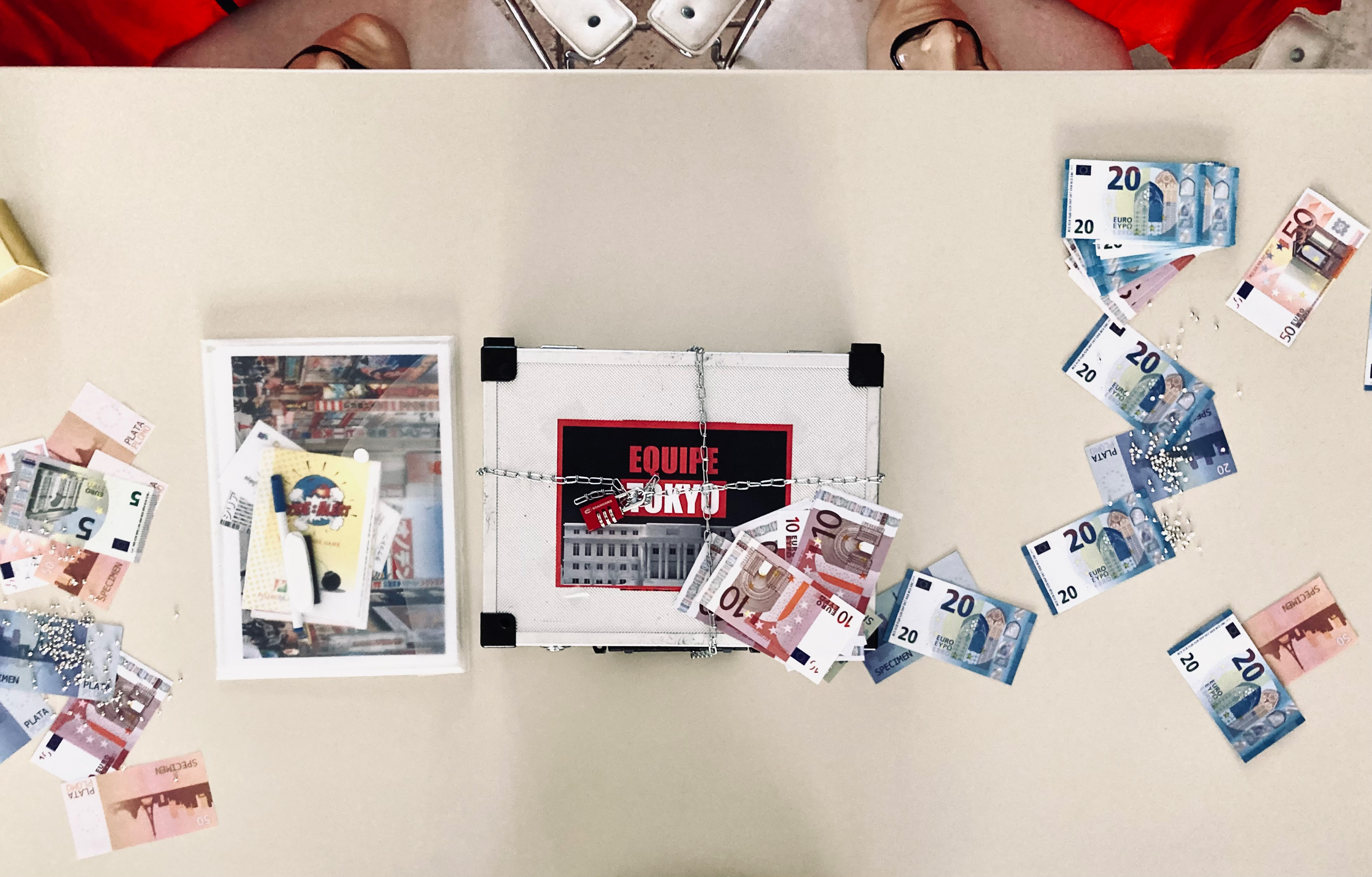 Escape game soirée immersive entreprise Liège lieu de caractère scénographie · INNOV'events