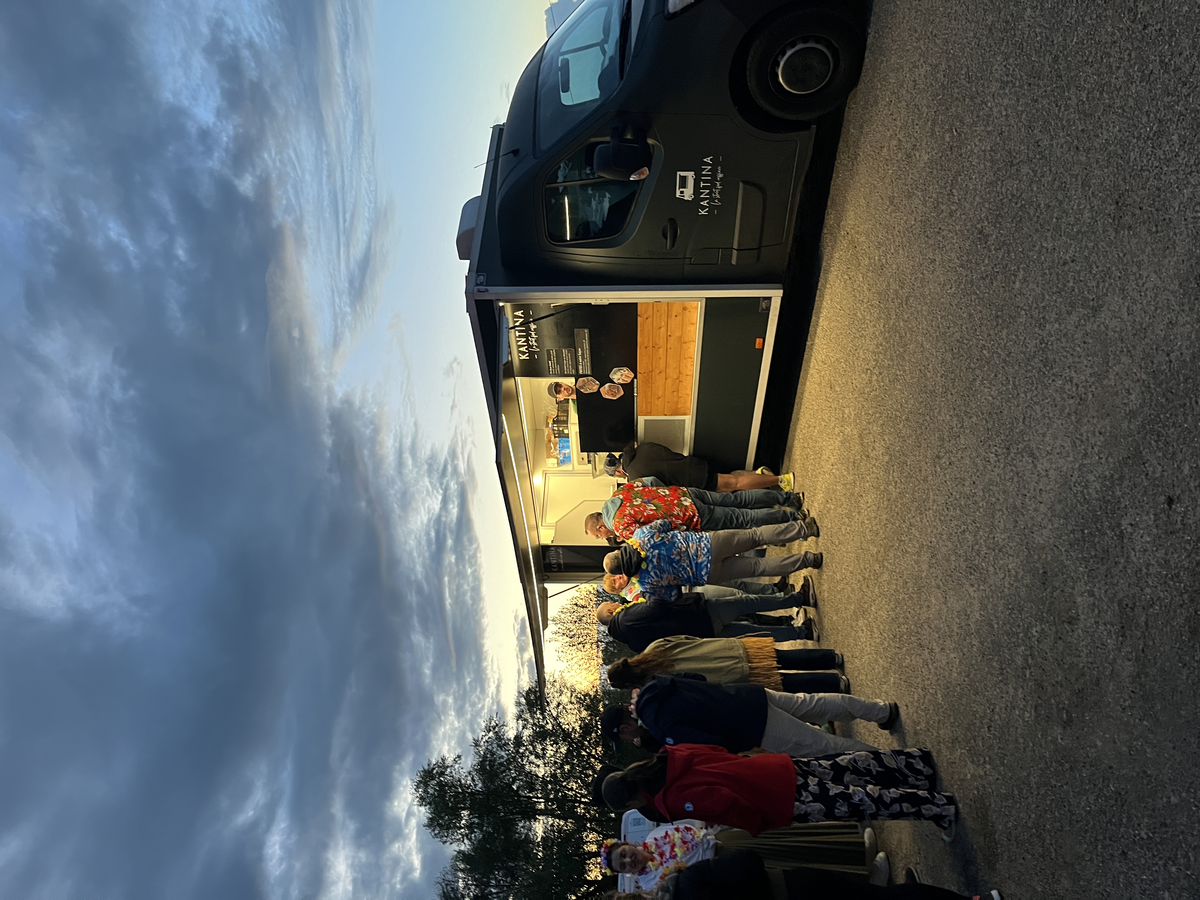 Location de food truck Liège hall industriel Médiacité stations cuisinées · INNOV'events