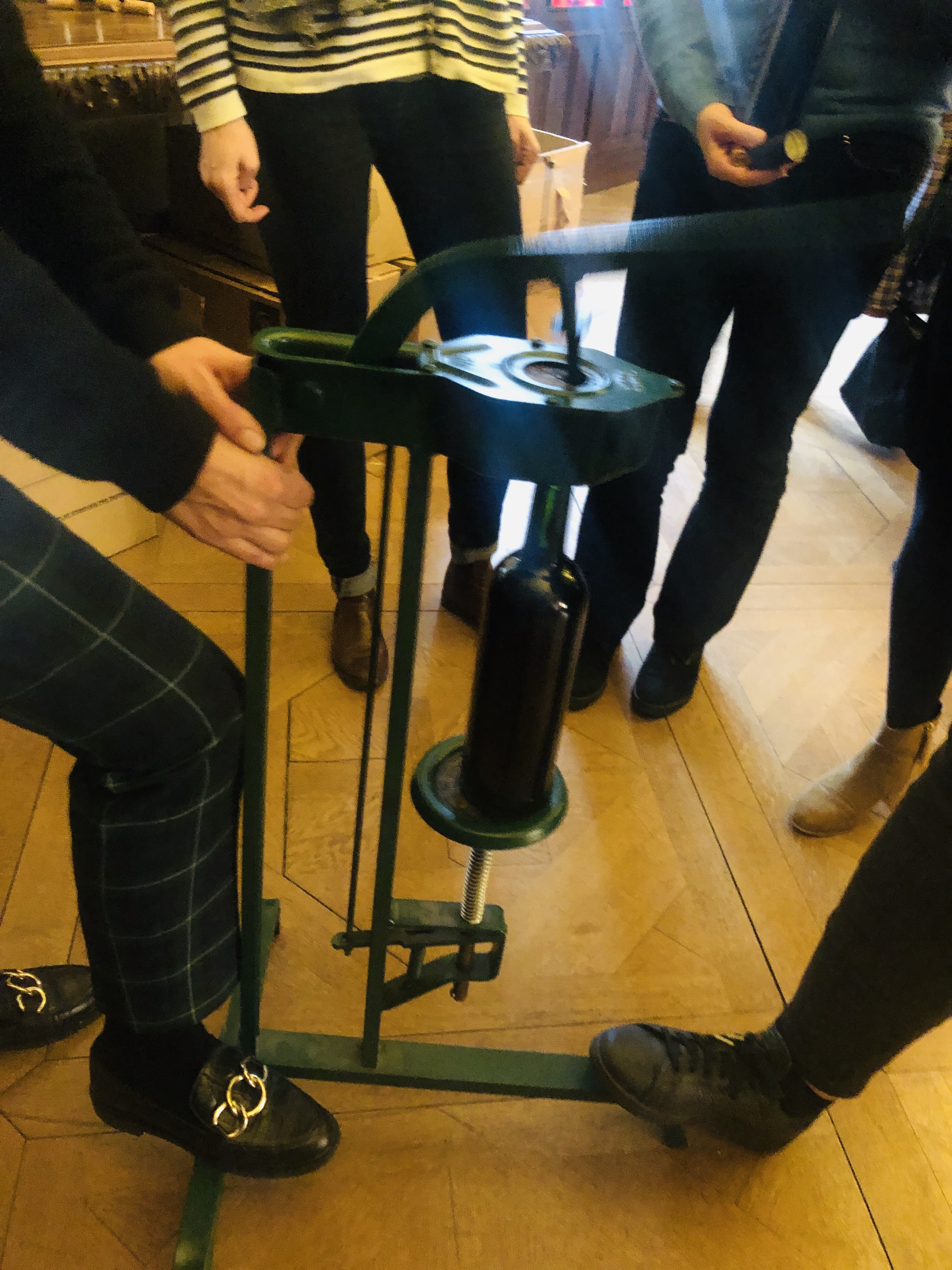Accords mets-vins œnologie Liège repas assis avec sommelier · INNOV'events