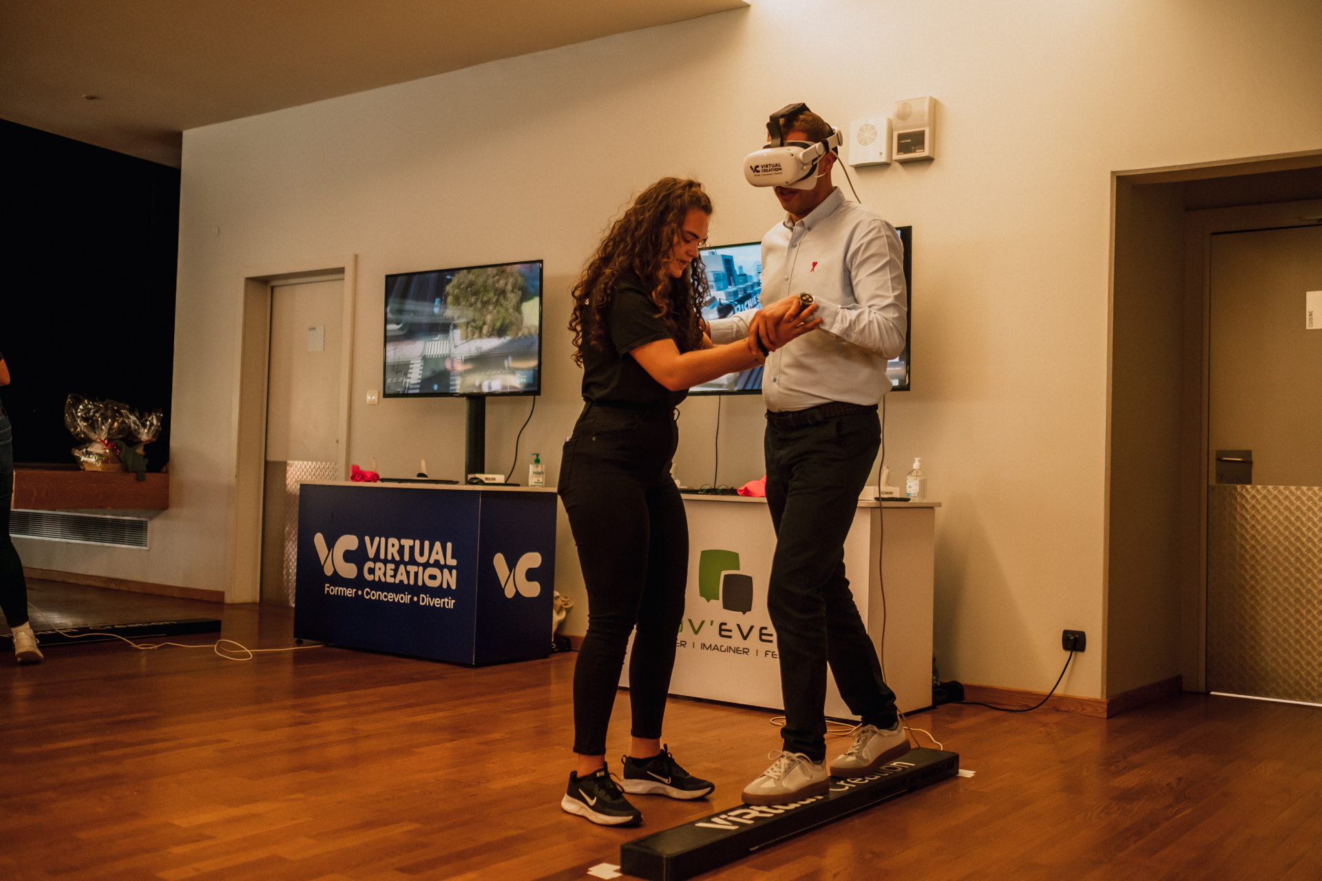 Session VR corporate Liège équipes casques devant façade Guillemins · INNOV'events organisation d'événements