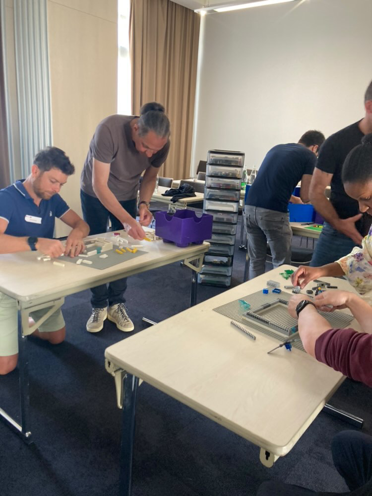 Lieu événementiel challenge LEGO Liège vue verrière Palais des Congrès lumière naturelle · INNOV'events