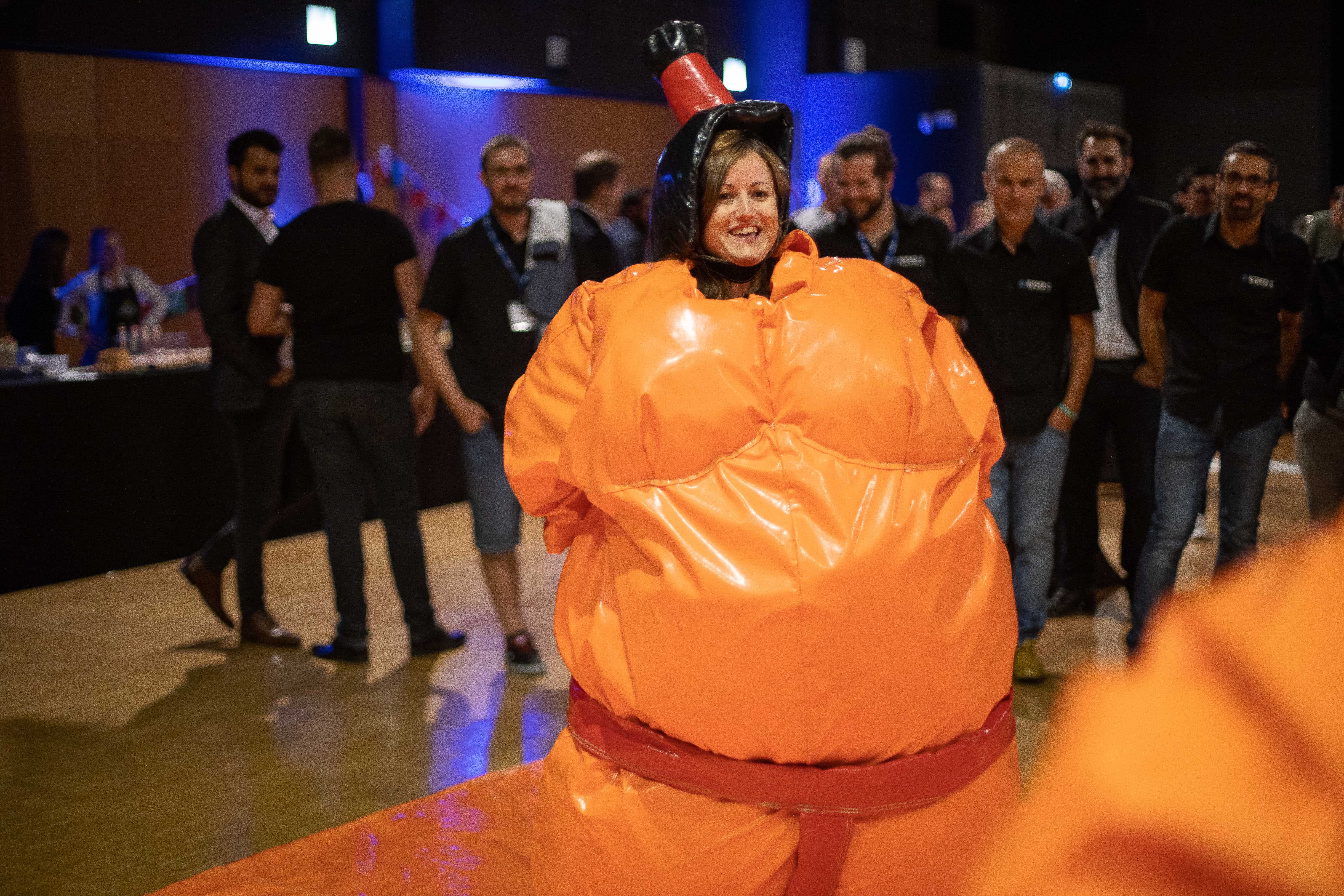 Surfsimulator Antwerpen deelnemers Eilandje industriële loods teamactiviteit · INNOV'events