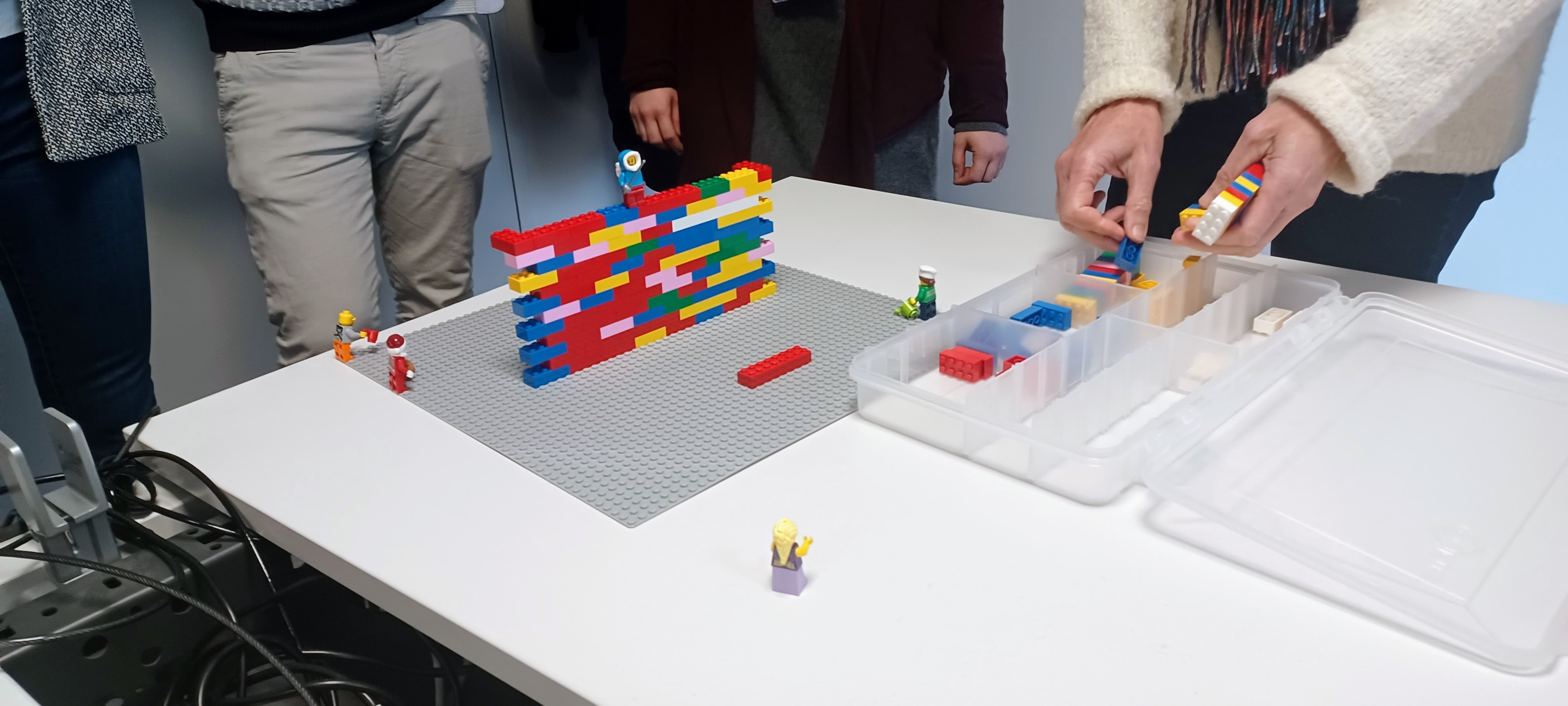 Équipes en challenge LEGO Anvers espaces modulables quais de l'Escaut · INNOV'events