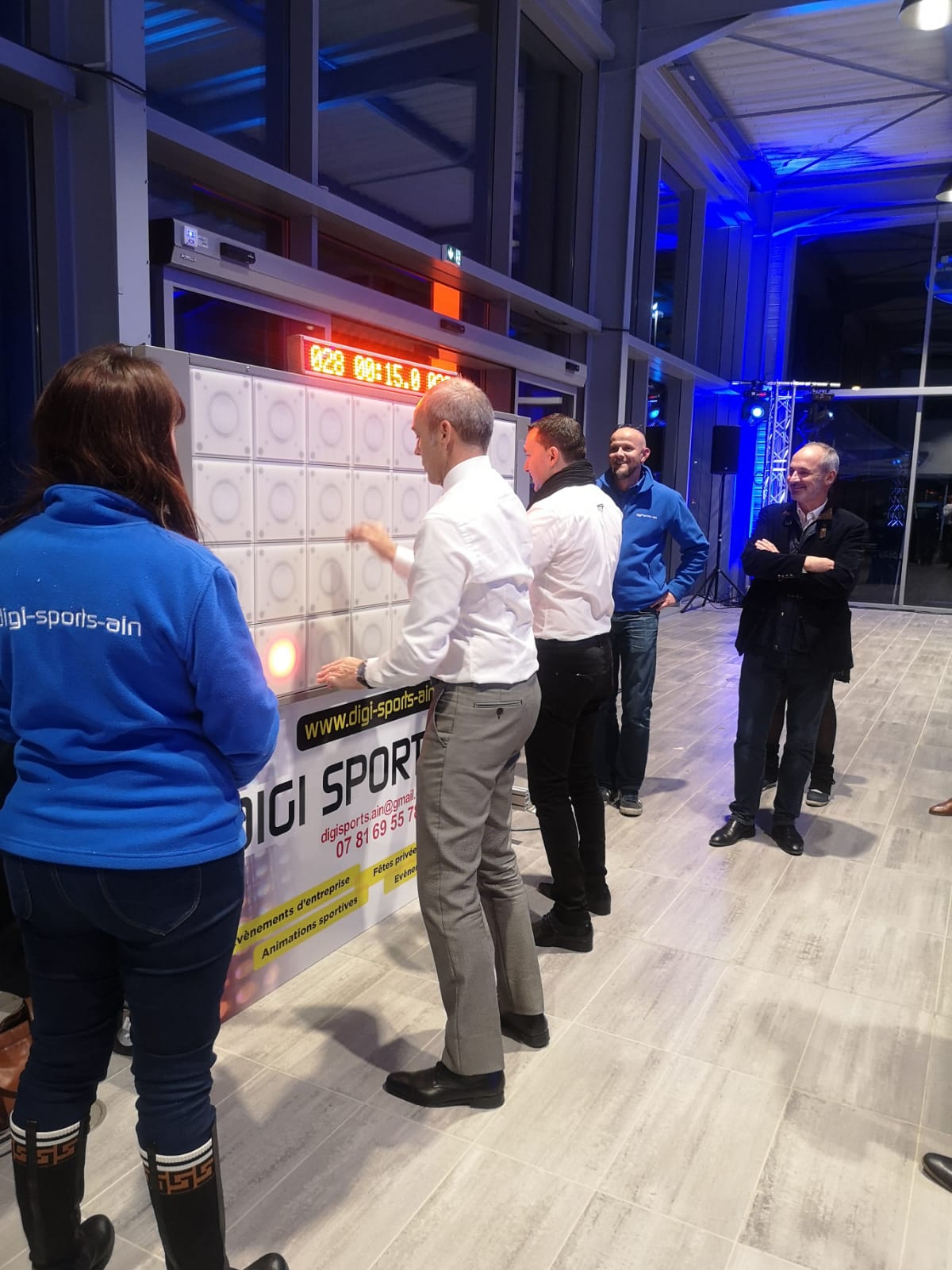 Surfsimulator Brussel Tour & Taxis industriële hal bedrijfsgroep opstelling · INNOV'events