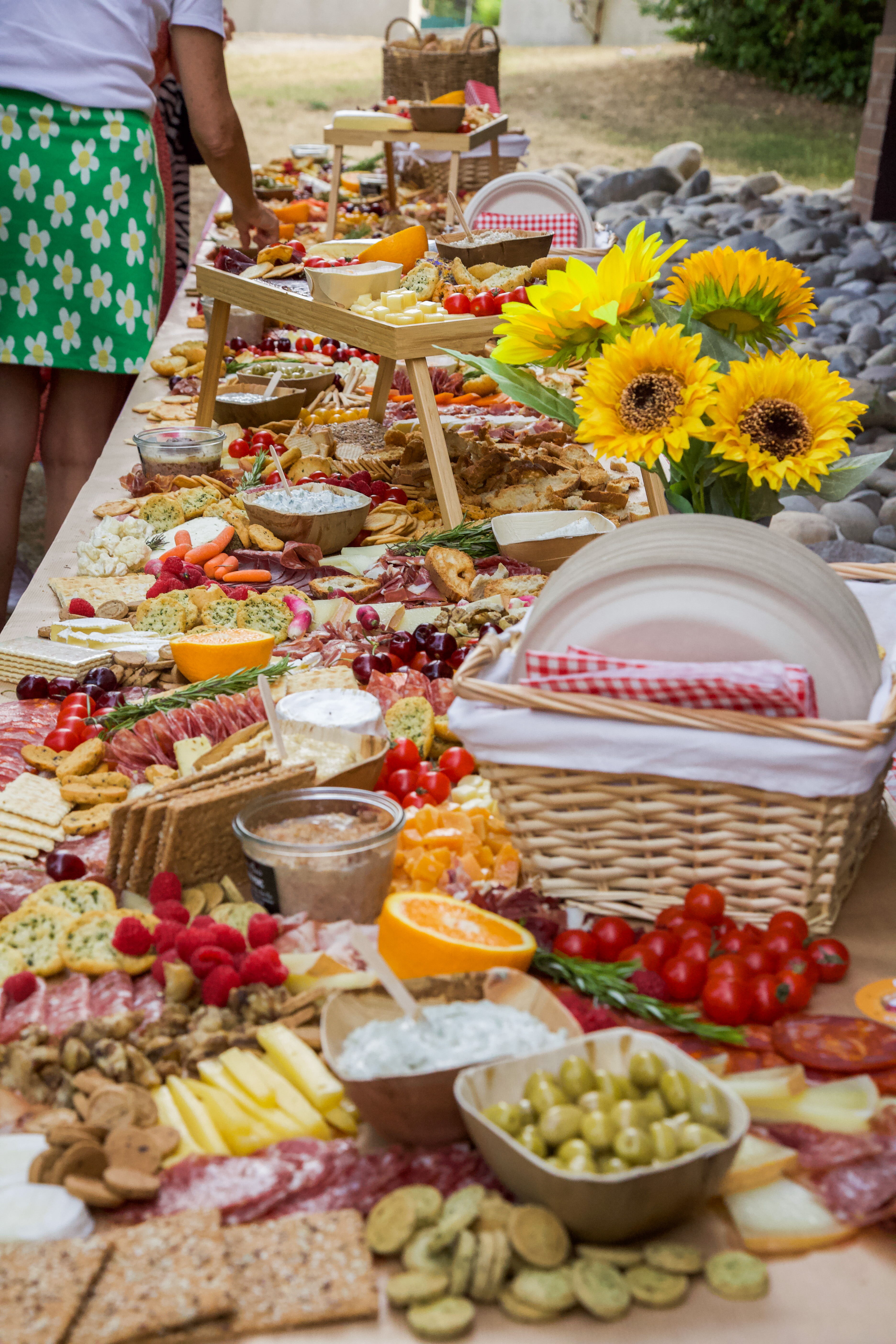 Jeux géants Liège pelouse extérieure équipes en activité garden party · INNOV'events