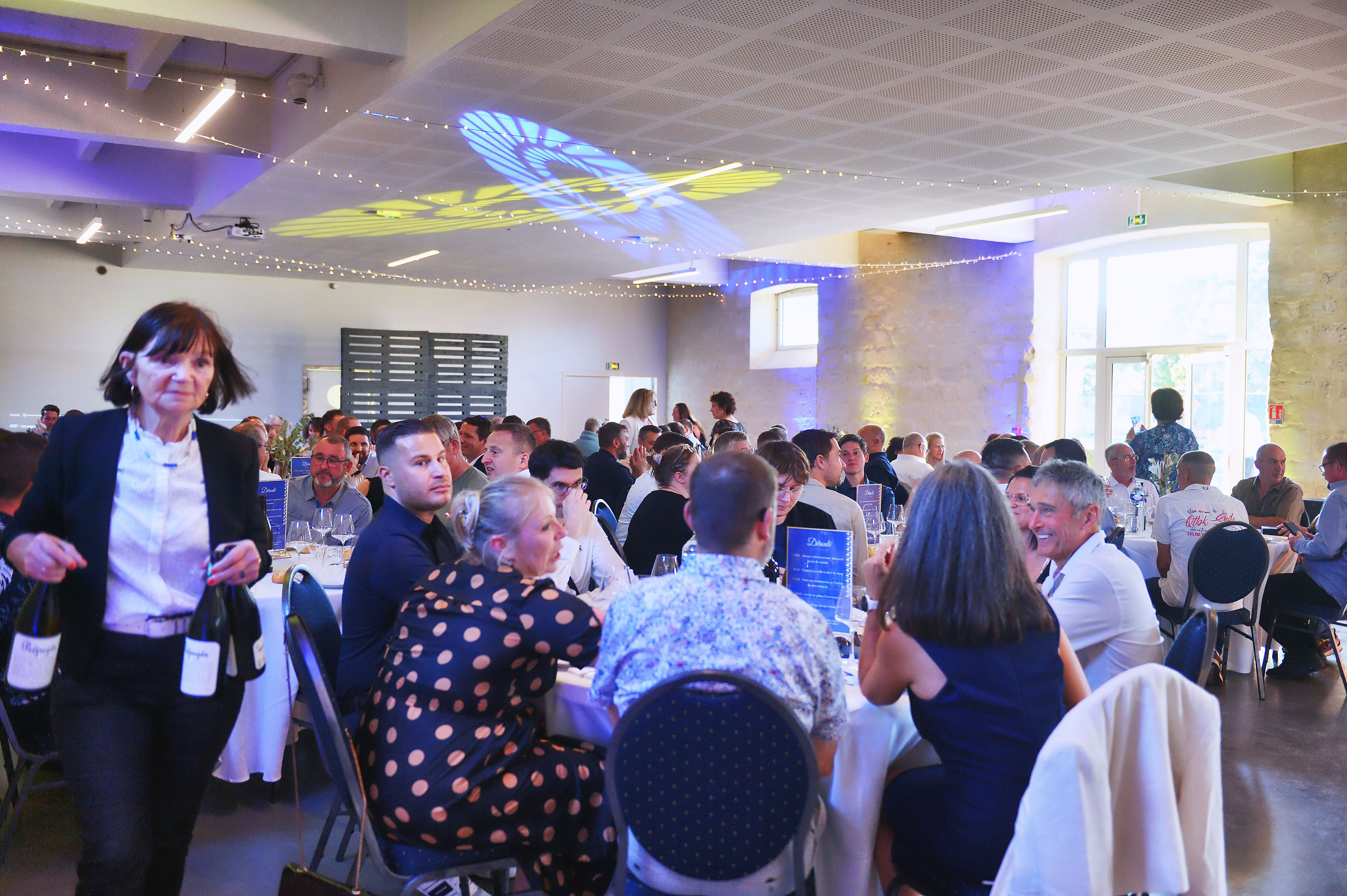 Prestations traiteur Belgique walking dinner salle industrielle Tour & Taxis · INNOV'events