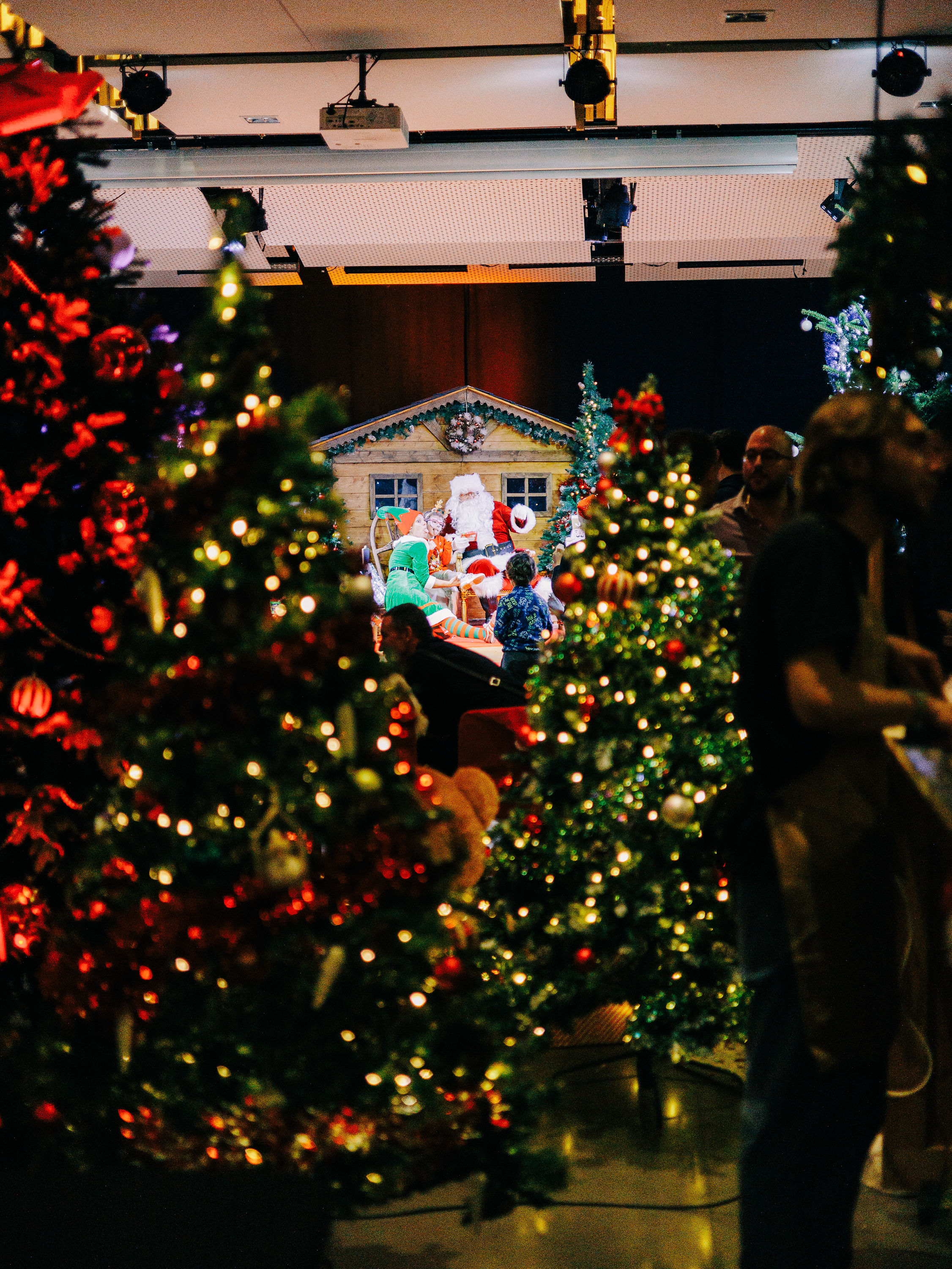 Animation enfants arbre de Noël Liège salle événementielle guirlandes · INNOV'events