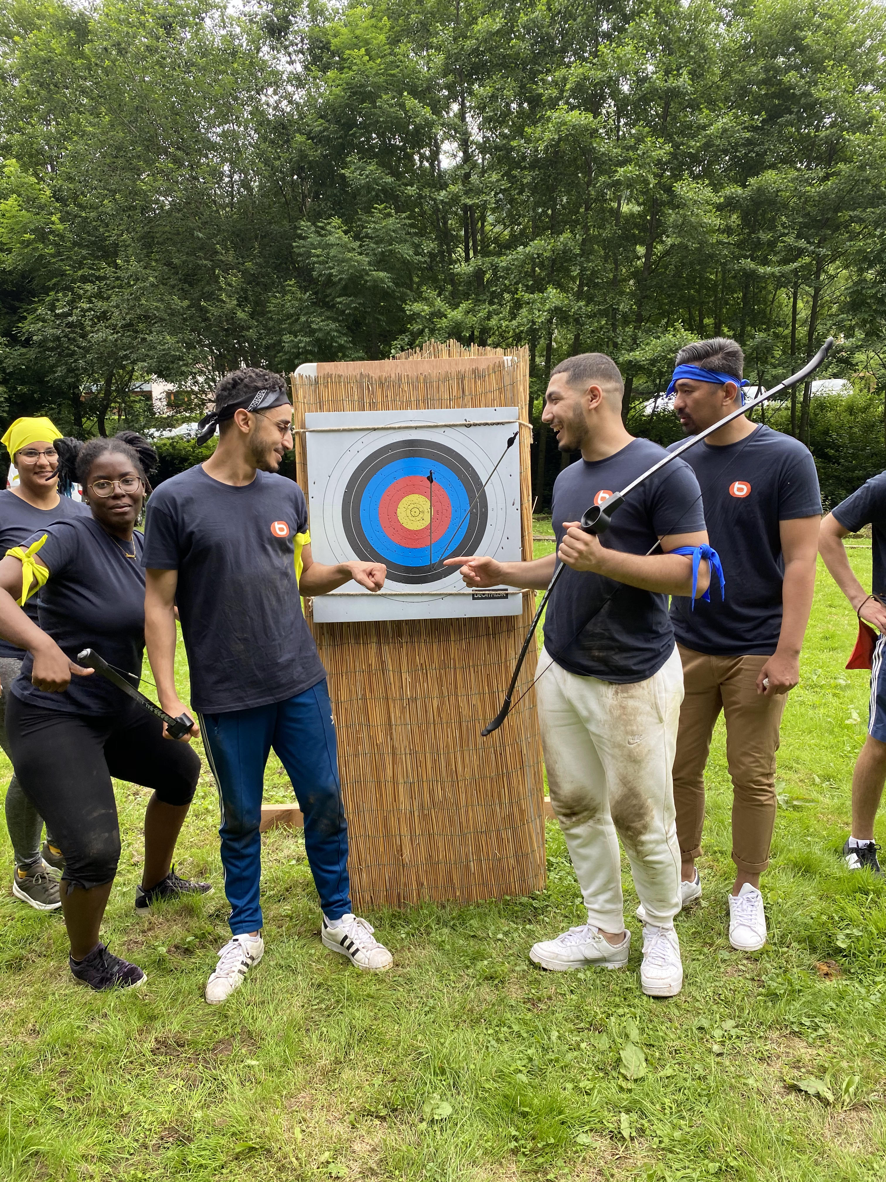 Boogschieten Brussel deelnemers buiten Kasteel Val-Duchesse · INNOV'events
