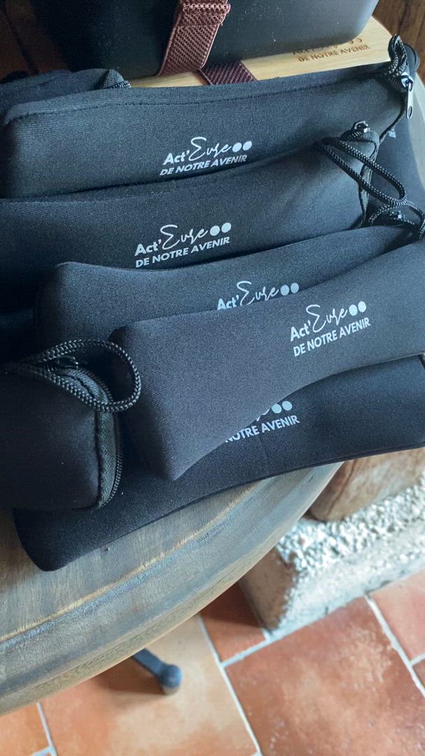 Promotionele gadgets Luik branded draagtas uitgedeeld aan deelnemers op de kade van de Maas · INNOV'events