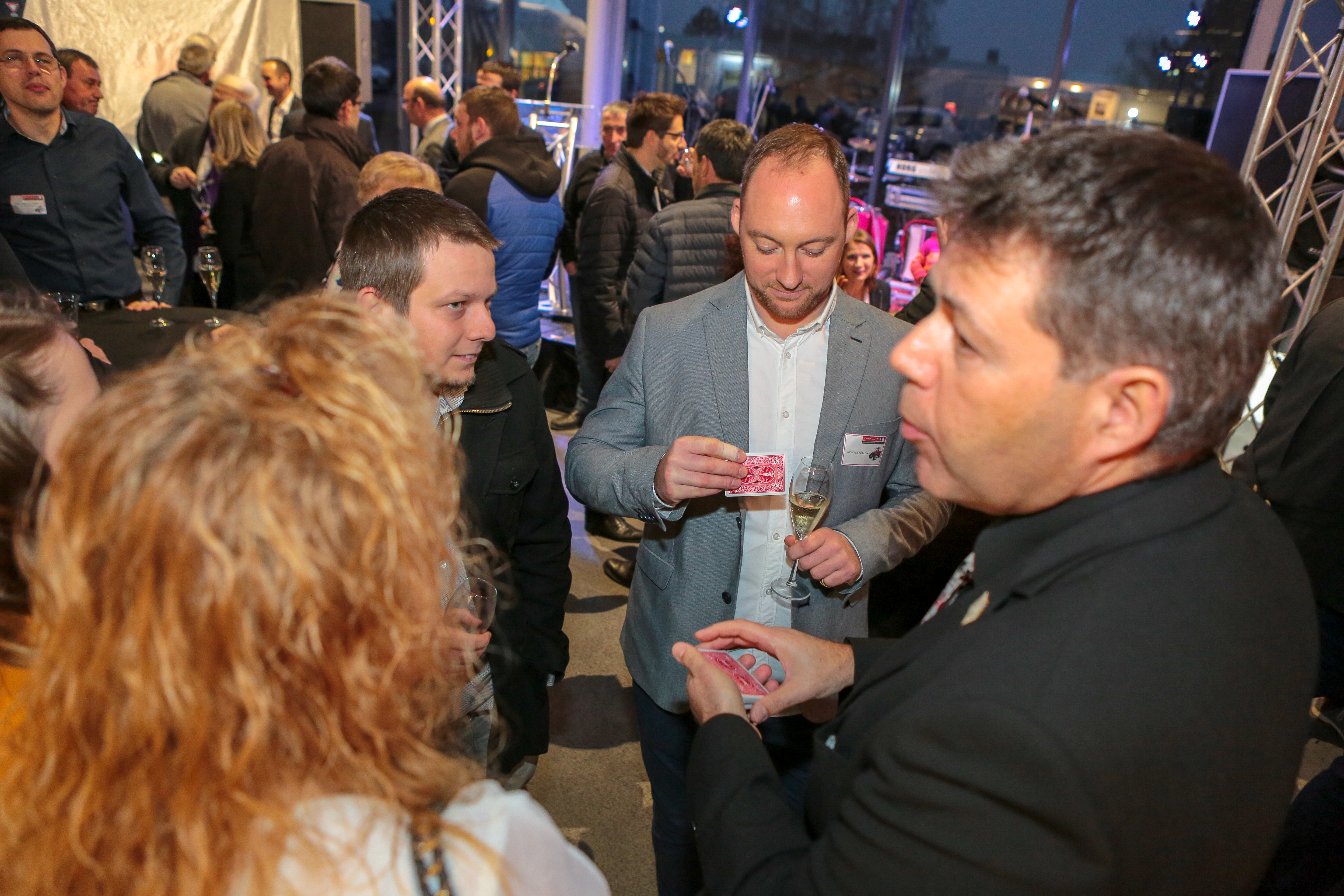 Podiumoptreden goochelaar personeelsfeest Luik historische zaal · INNOV'events