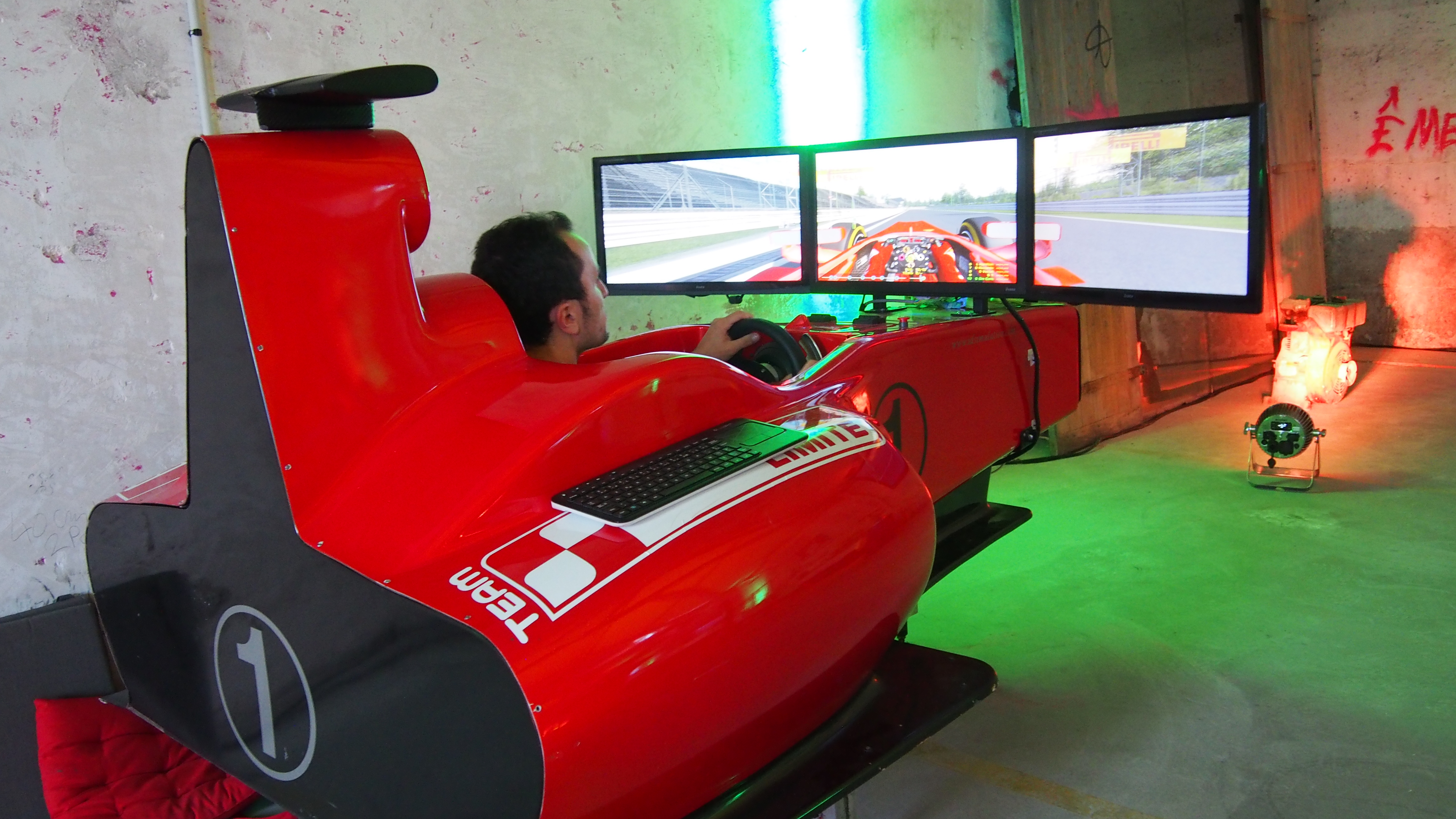 Simulation circuit automobile Liège groupe d'entreprise aux simulateurs place Saint-Lambert · INNOV'events organisation d'événements