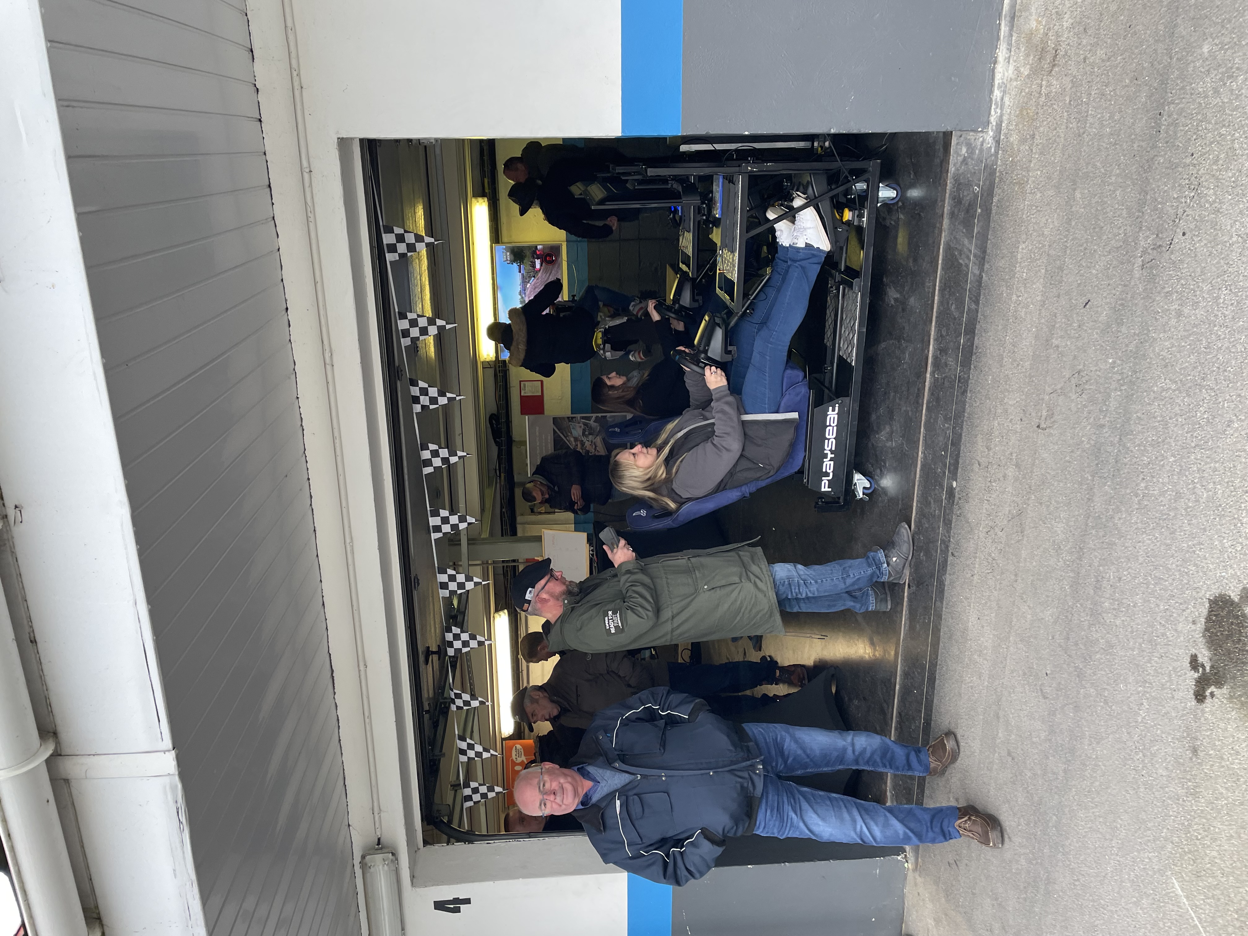 Simulation circuit automobile Anvers simulateurs racing vue docks portuaires Eilandje · INNOV'events
