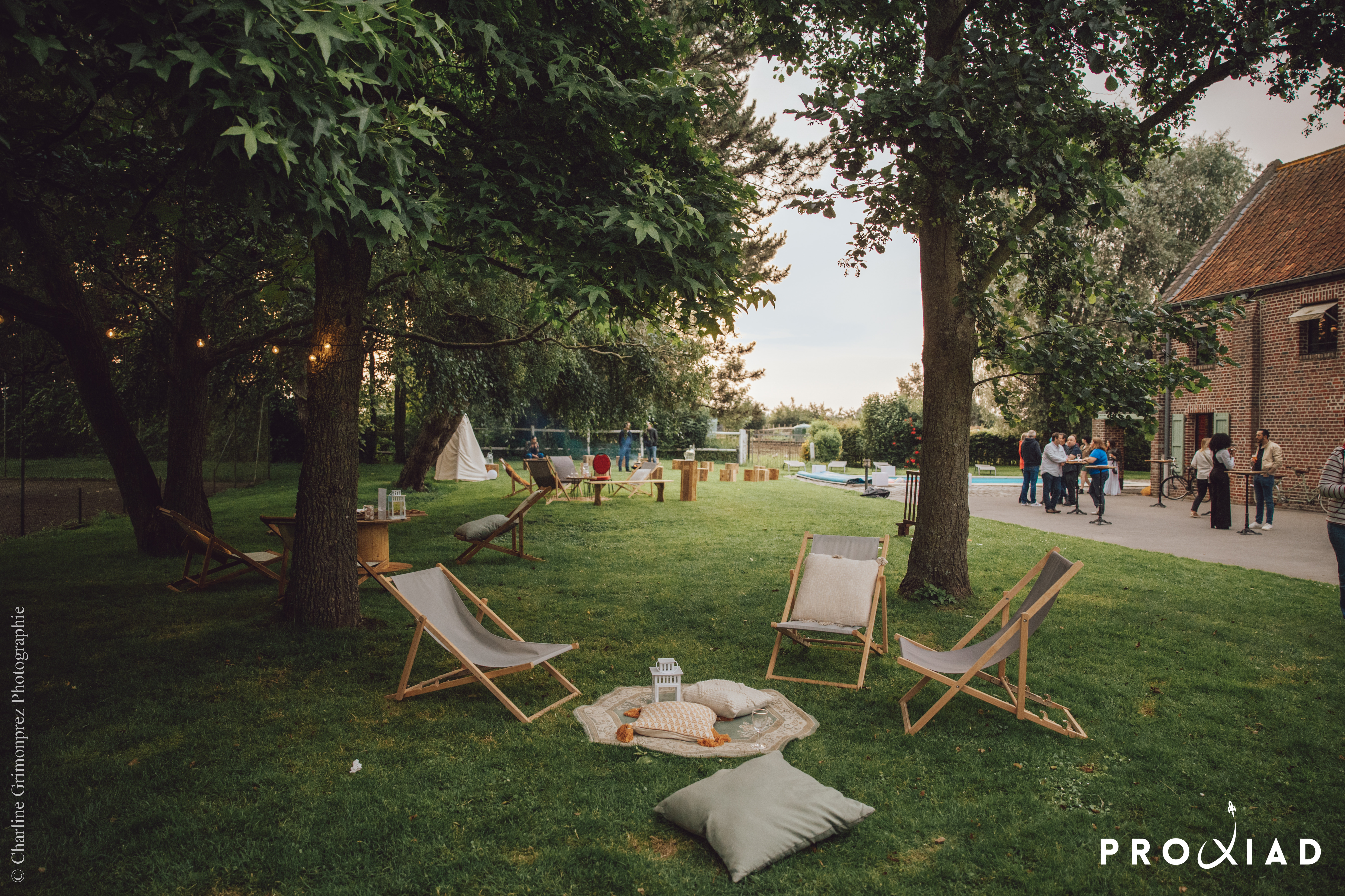 Outdoor seated dinner garden party Antwerp corporate Elzenveld cloister · INNOV'events