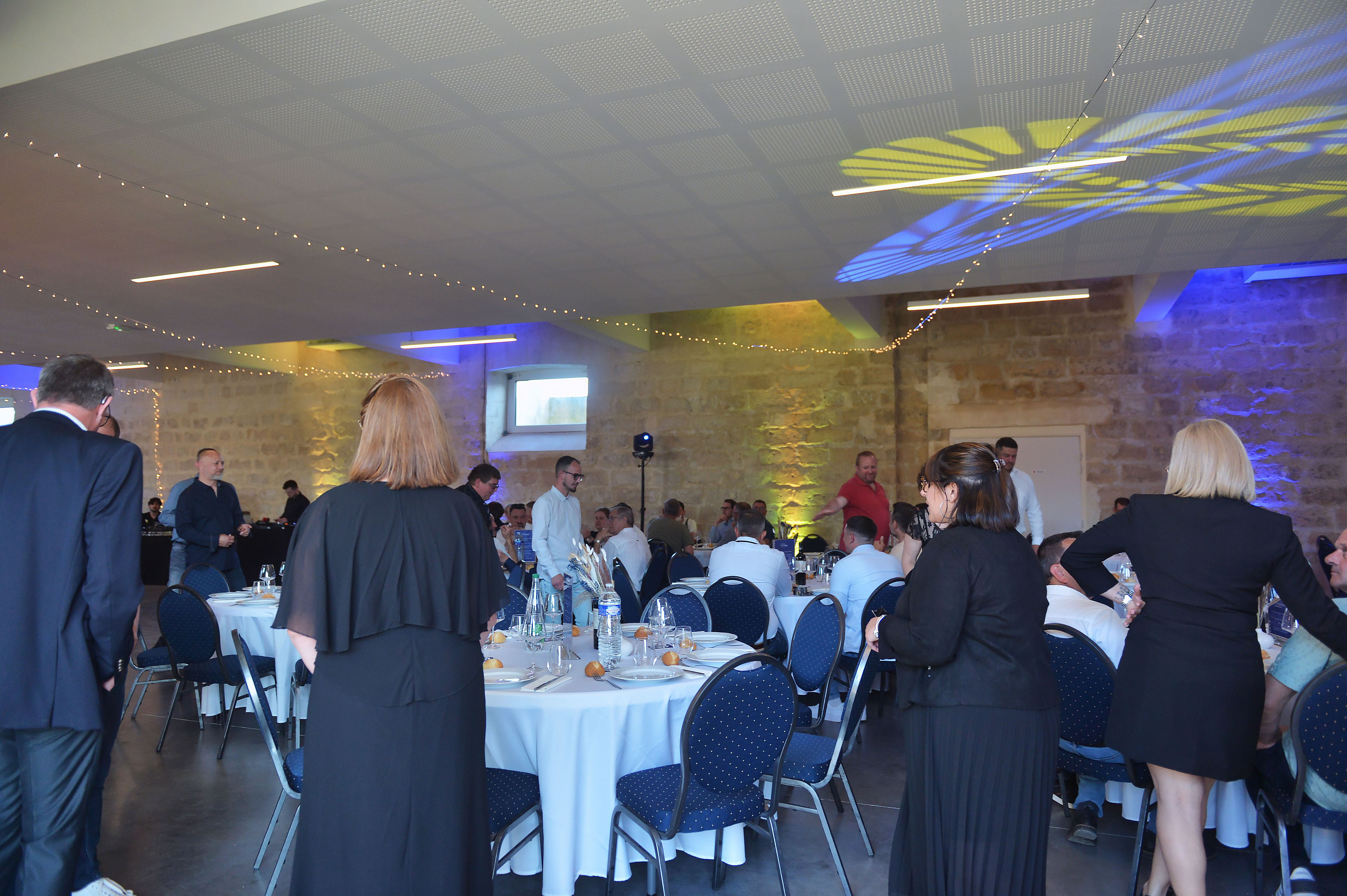 Cocktail dînatoire entreprise Anvers terrasse Havenhuis vue sur le port · INNOV'events organisation d'événements