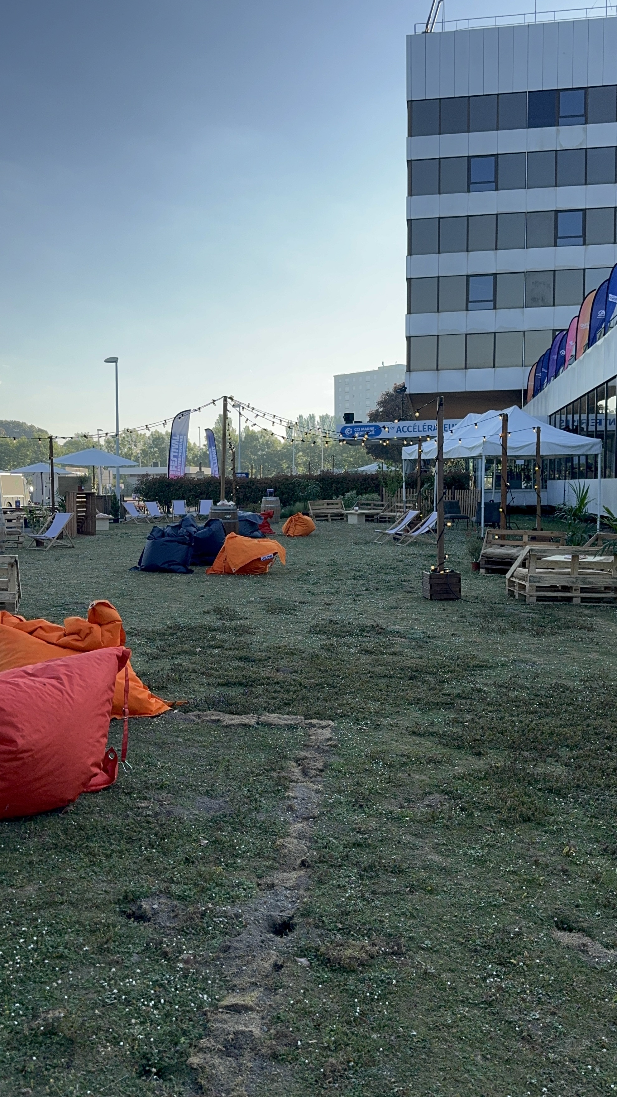 Garden Party entreprise Liège chapiteau blanc soirée dînatoire · INNOV'events