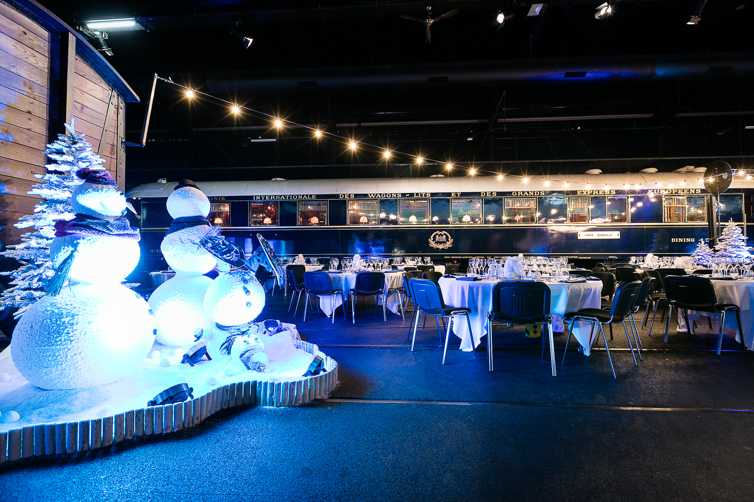 Fête de Noël entreprise Bruxelles souper assis équipes décoration guirlandes · INNOV'events