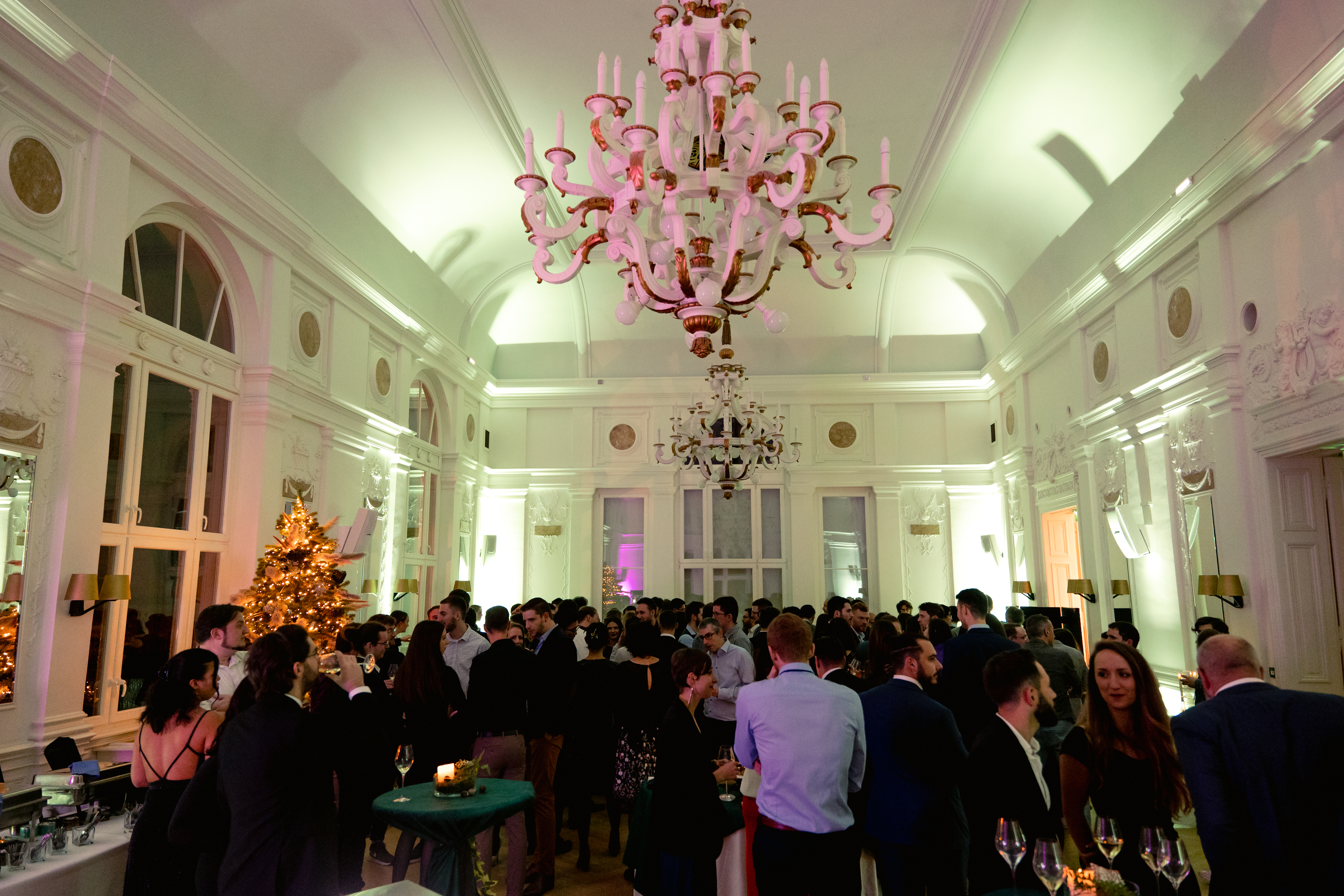 Seated gala nieuwjaarsreceptie Antwerpen industriële zaal deelnemers · INNOV'events