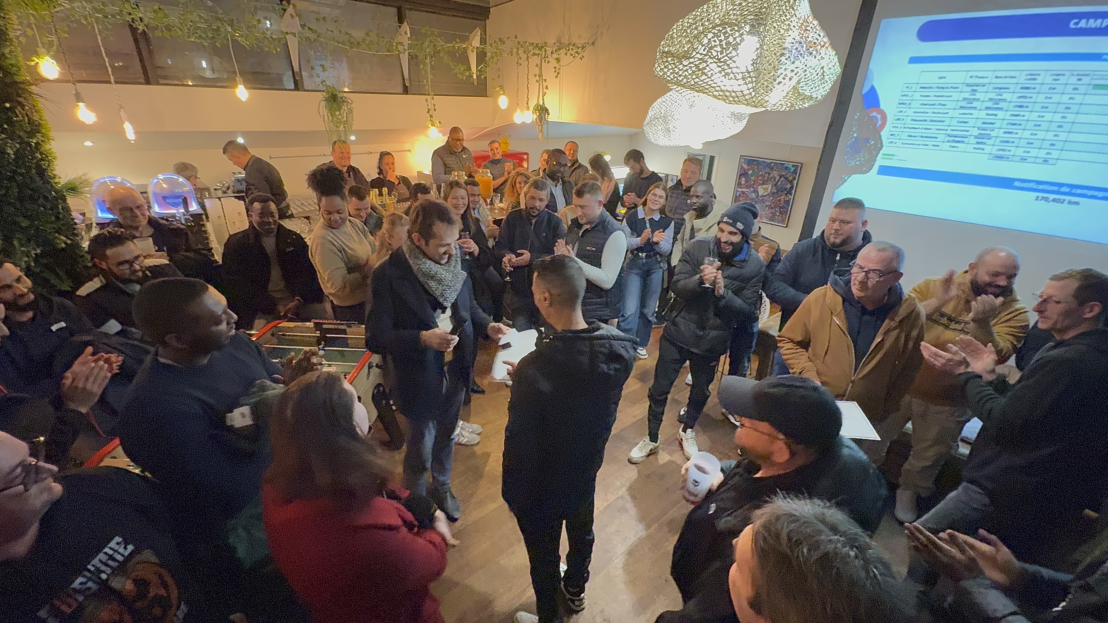 Pot de départ Anvers groupe en cercle toast Grote Markt soirée · INNOV'events