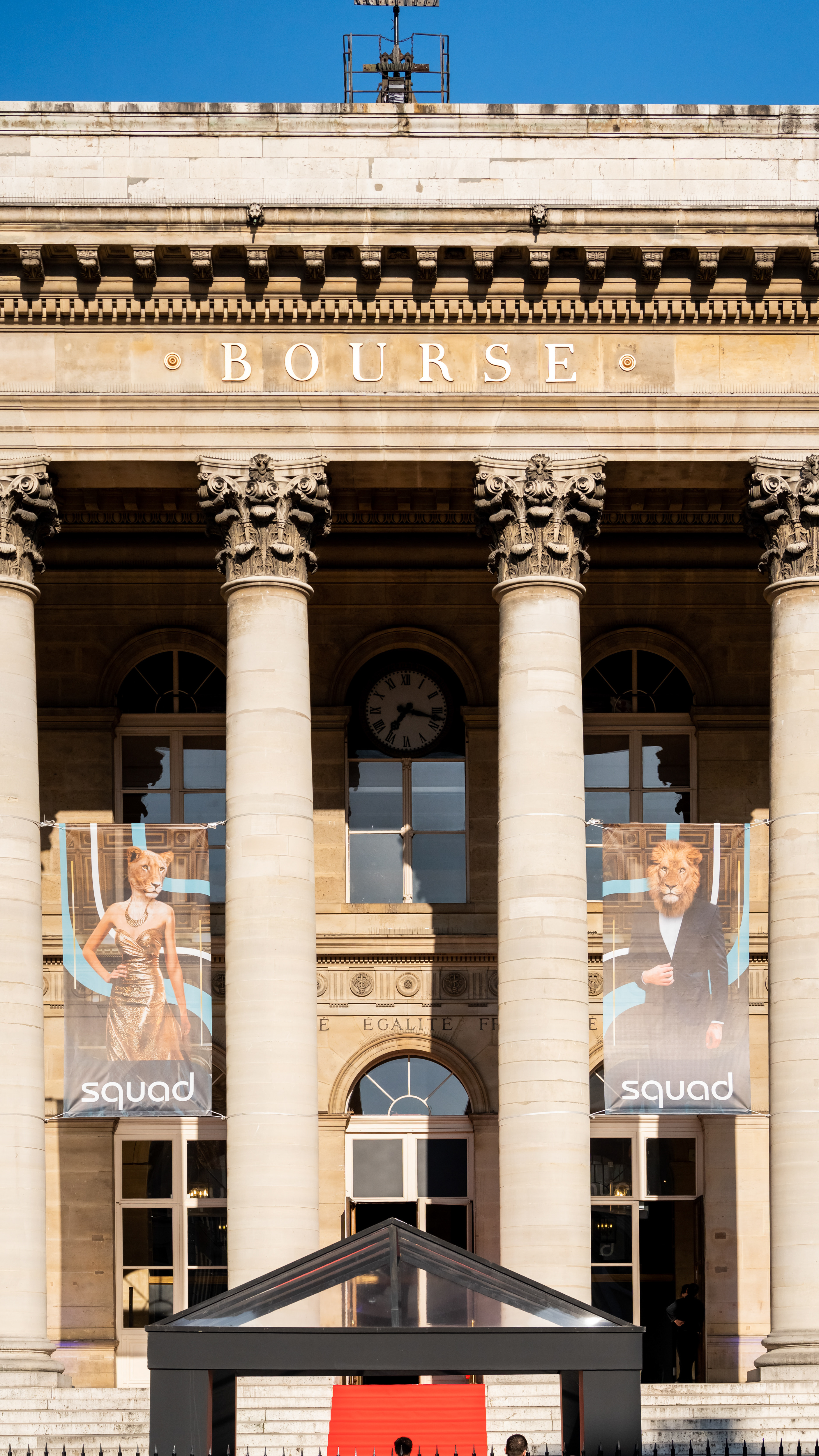 Grand opening Brussels ribbon-cutting ceremony · executive guests and press in glass-facade venue · INNOV'events