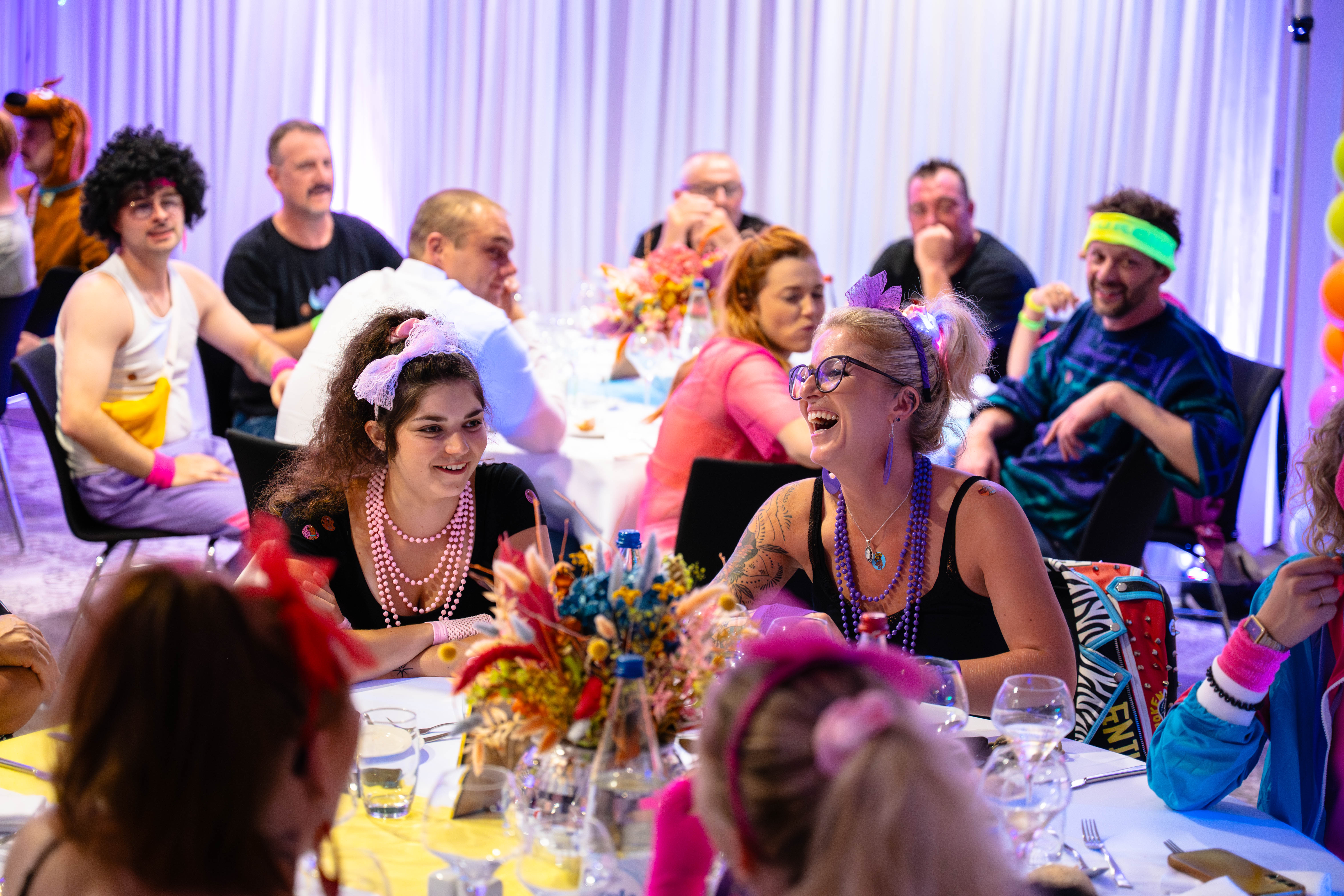 Teamdiner Luik, deelnemers proosten aan ronde tafels bij kaarslicht · INNOV'events