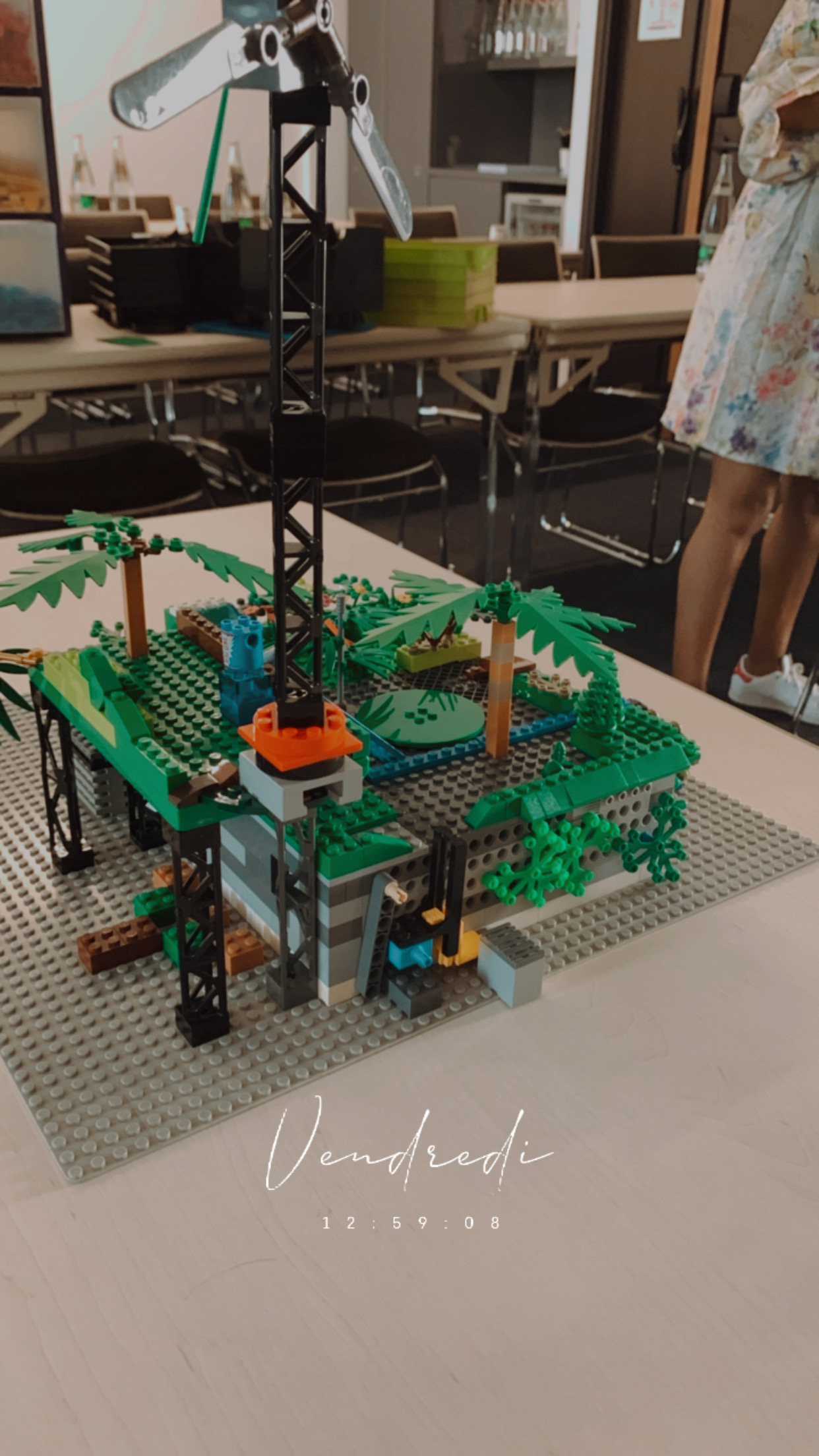Construction LEGO Anvers équipes autour d'une table dans un espace portuaire réhabilité · INNOV'events