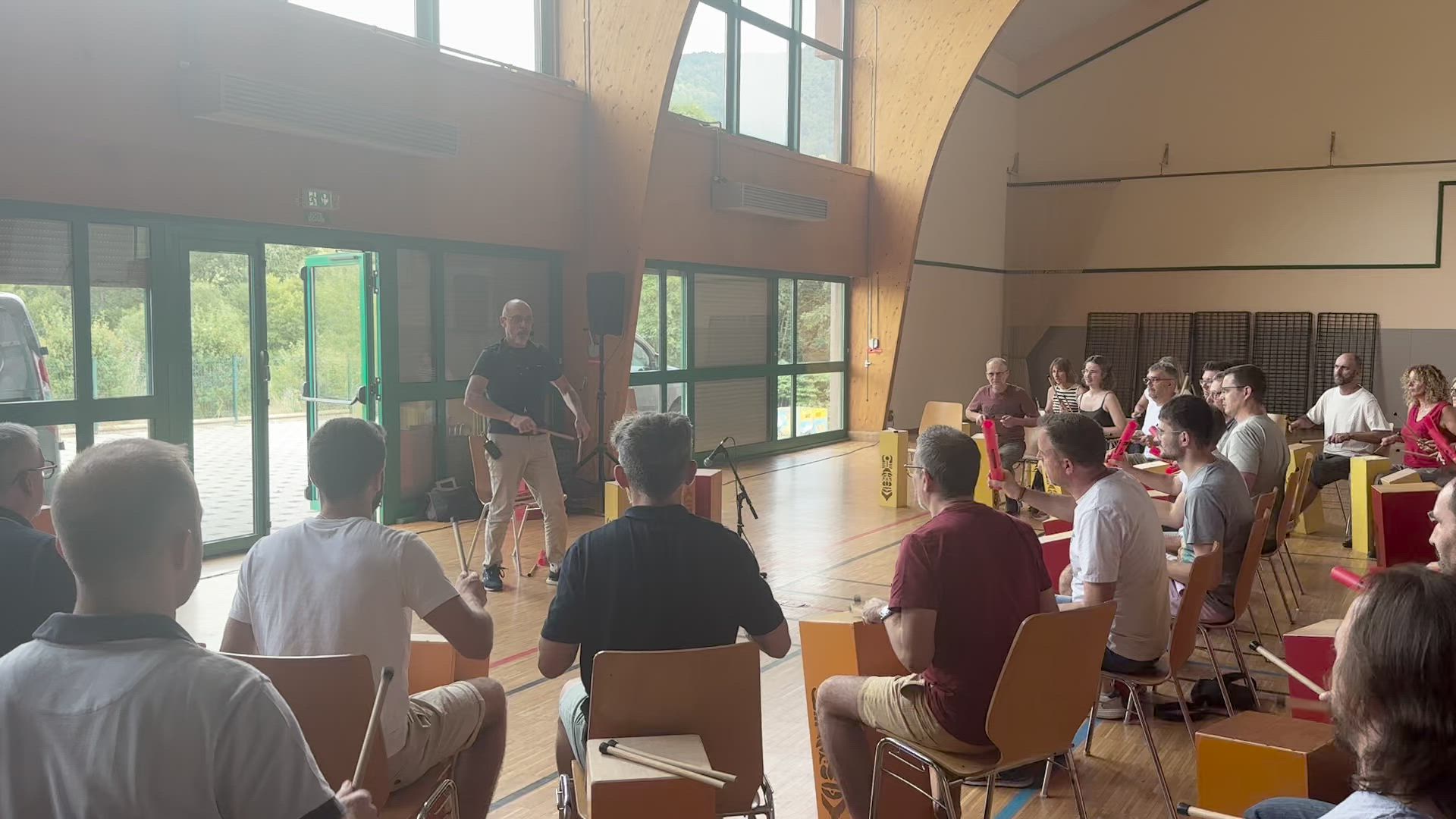 Atelier acting Bruxelles équipe en improvisation dans salle modulable du Brussels Meeting Centre · INNOV'events
