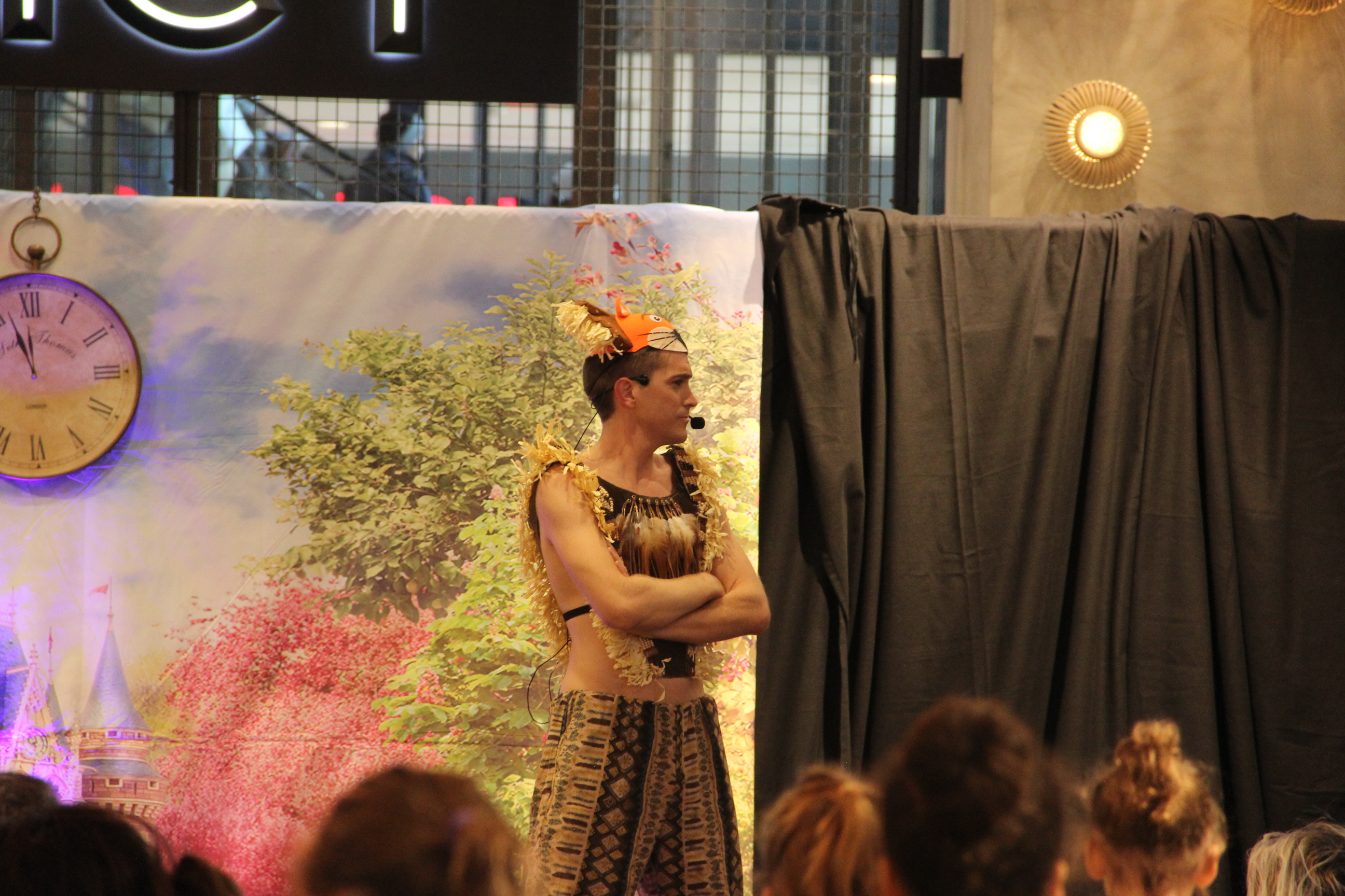 Bedrijfsshow Antwerpen industrieel pakhuis Eilandje met podiumopstelling · INNOV'events