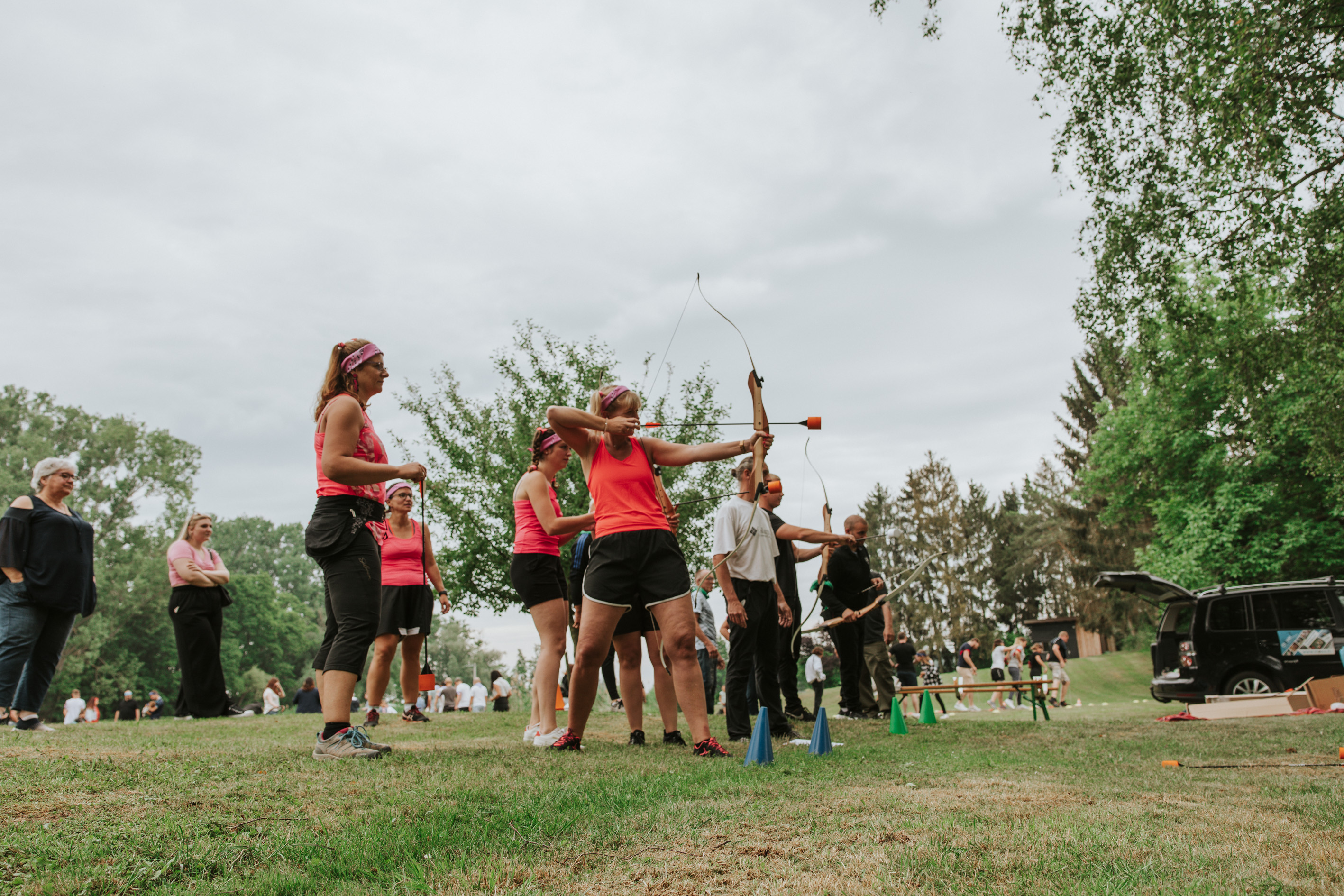 Instructeur boogschieten Brussel technische uitleg groep buiten · INNOV'events