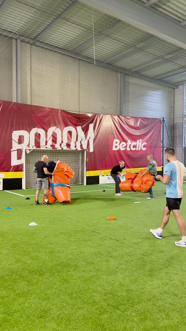 Sportanimatie voetbalsimulator Brussel medewerkers wachtrij en publiek · INNOV'events