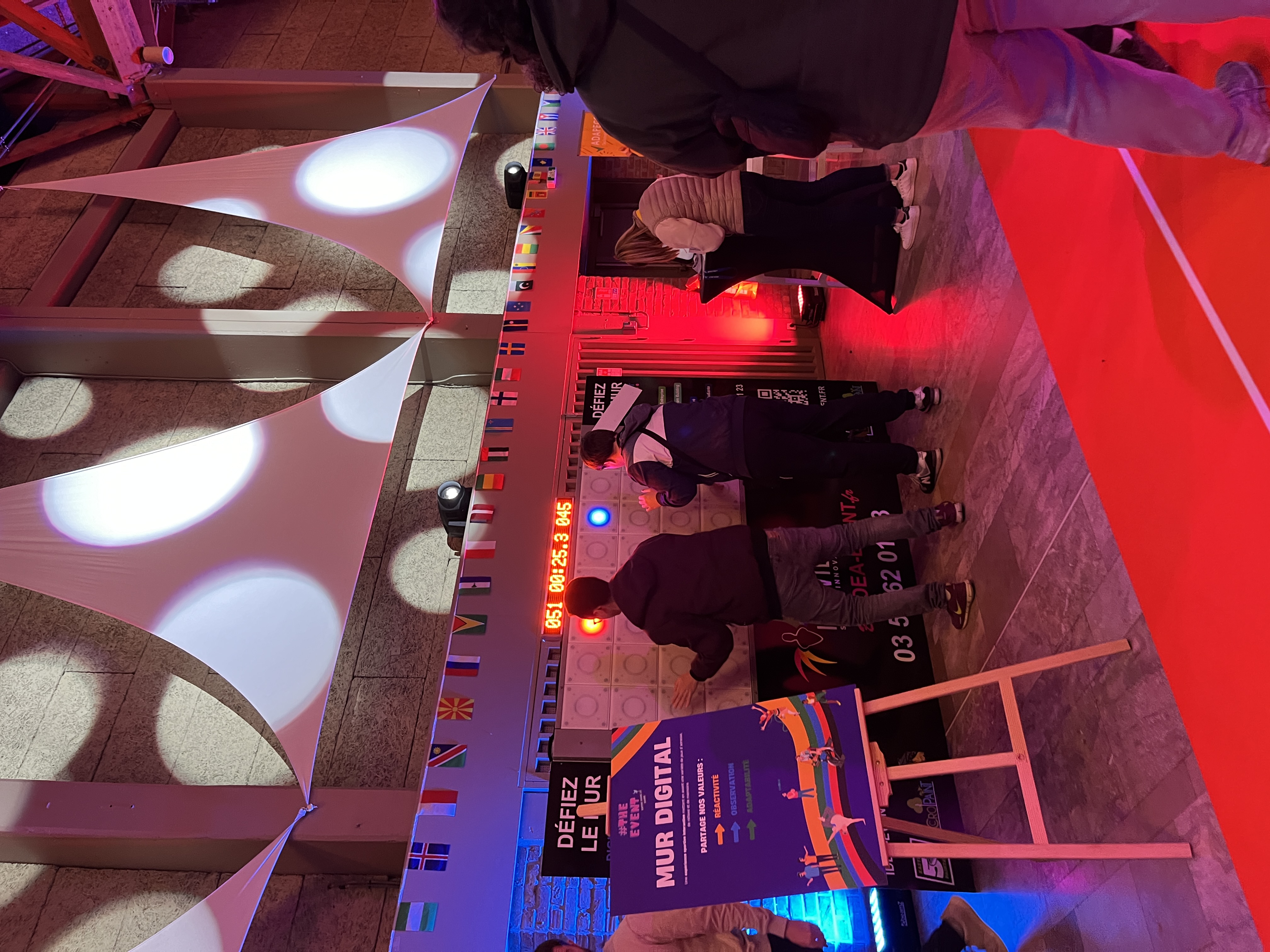 Animation ski indoor Anvers participant en position de descente sur tapis simulateur · INNOV'events