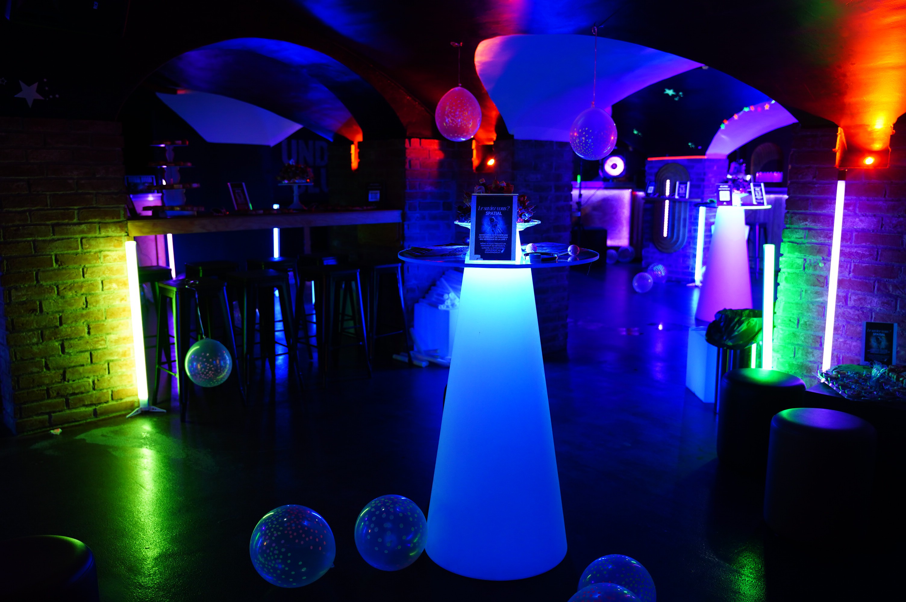 LED meubilair verhuur Antwerpen Havenhuis terrasopstelling bij schemering · INNOV'events