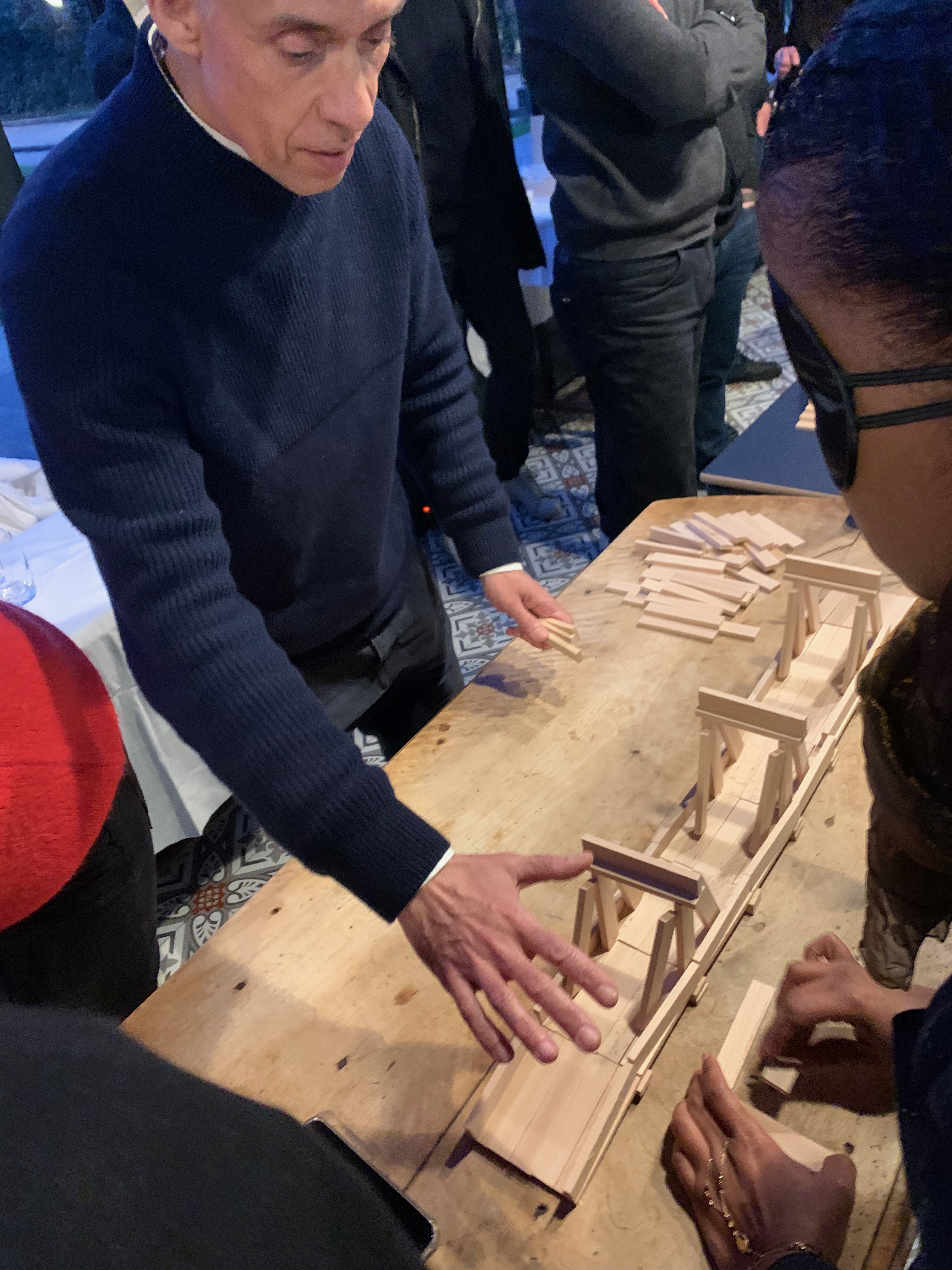 Outdoor babyfoot bouwen workshop Brussel binnenplaats grote groep bouwactiviteit · INNOV'events