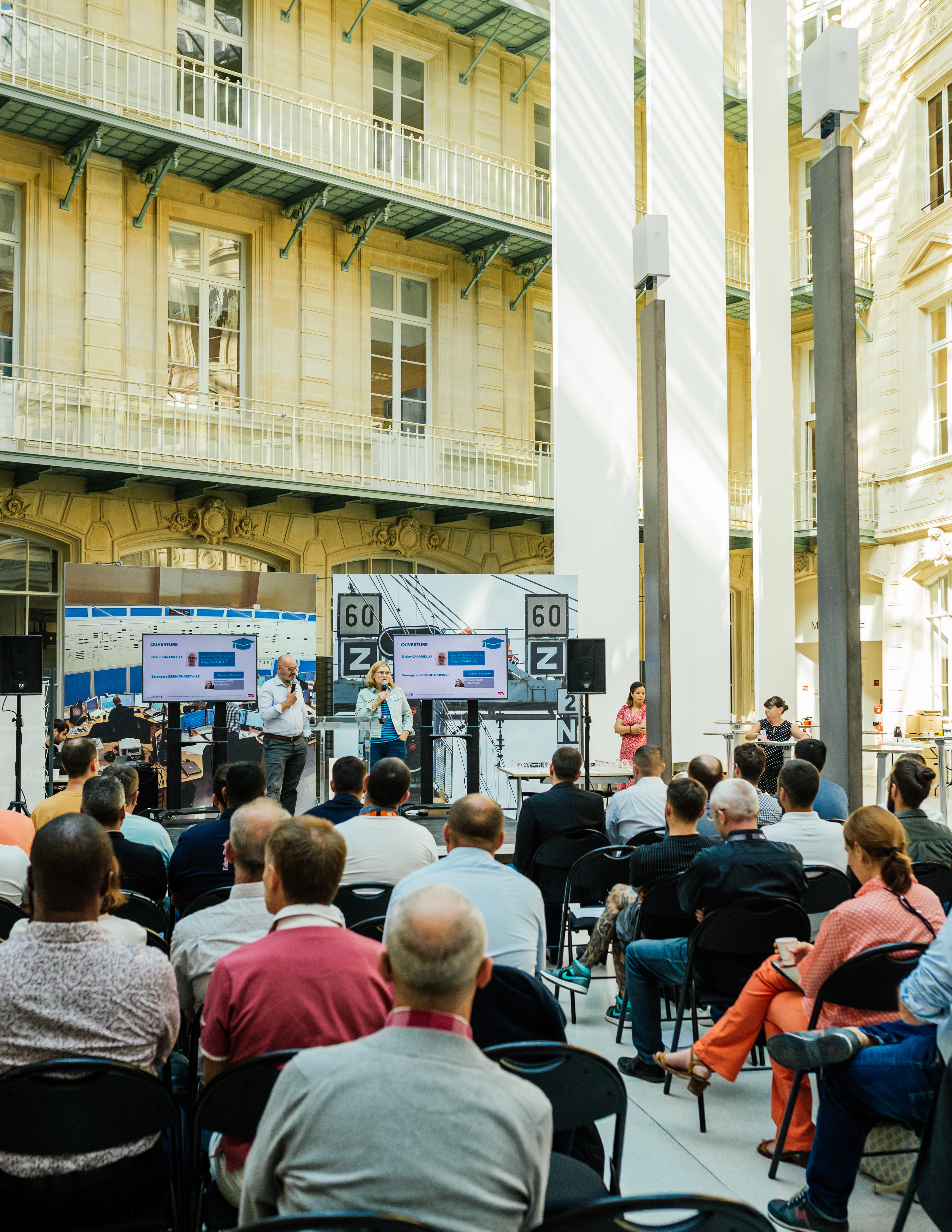 Event venue rental Antwerp Art Nouveau hall with round tables · INNOV'events