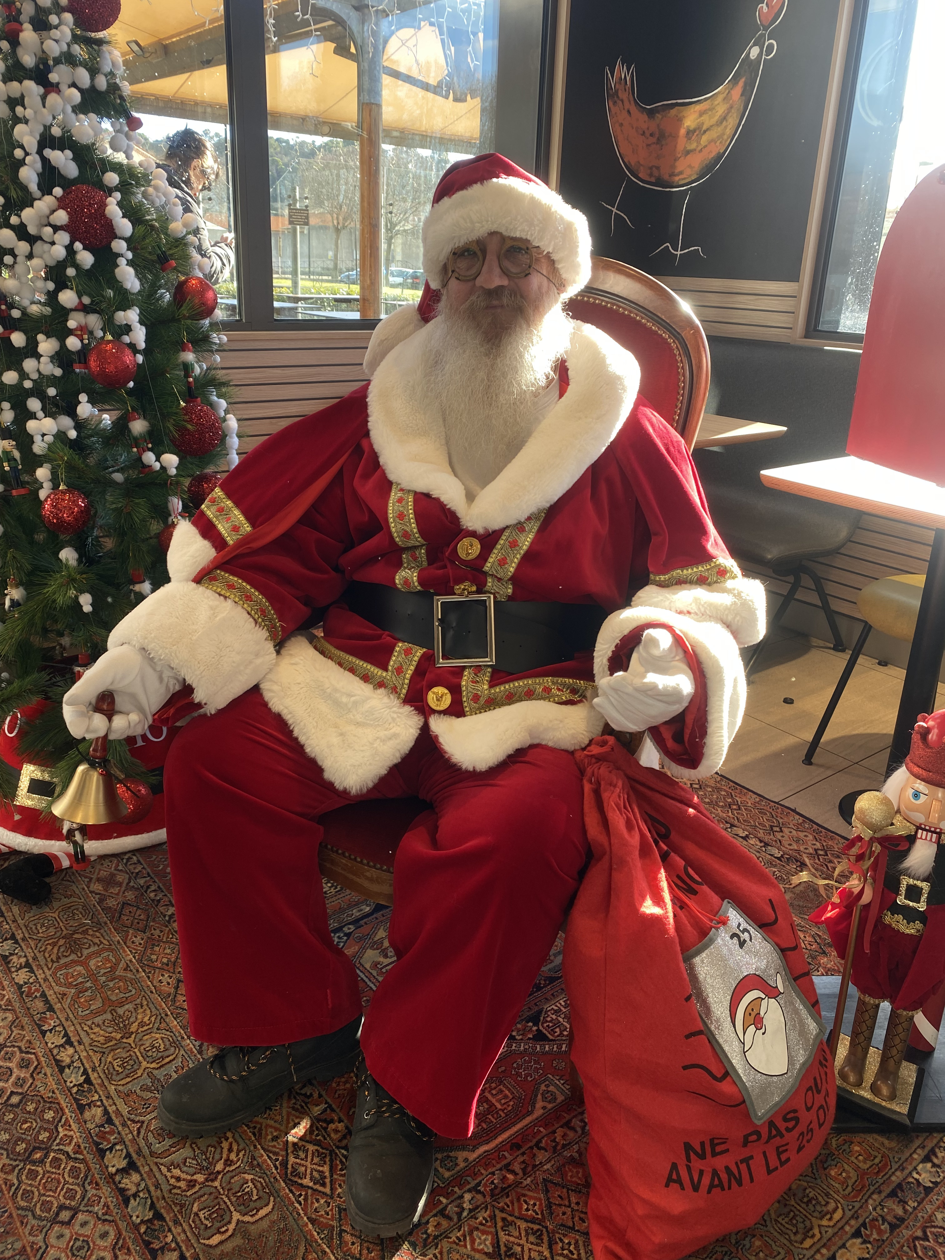 Après-midi famille Père Noël entreprise Anvers enfants autour du sapin · INNOV'events