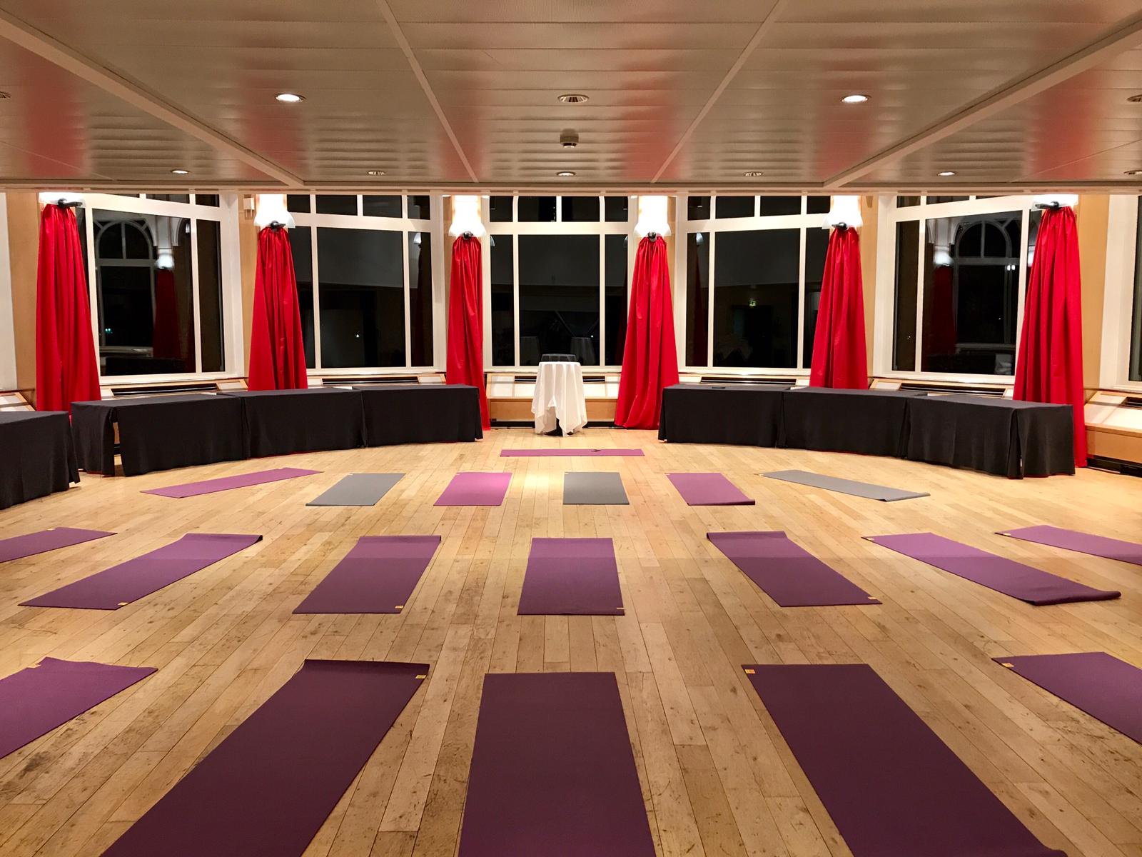 Atelier colorimétrie résidentiel Liège équipe direction en salle hôtel · INNOV'events