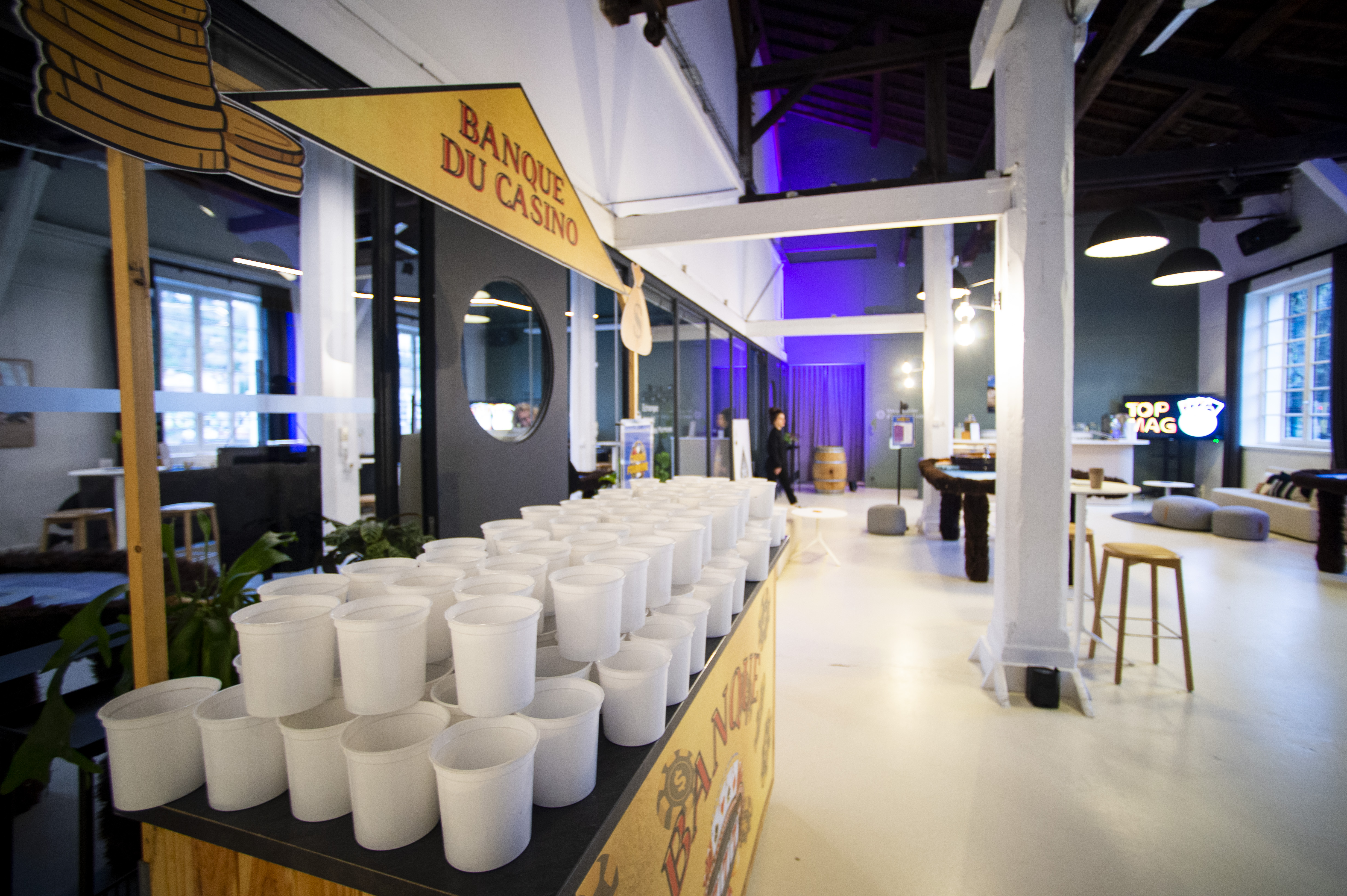 Proeverij animatie wijncasino Antwerpen sommelier begeleidt groep aan proeftafel · INNOV'events