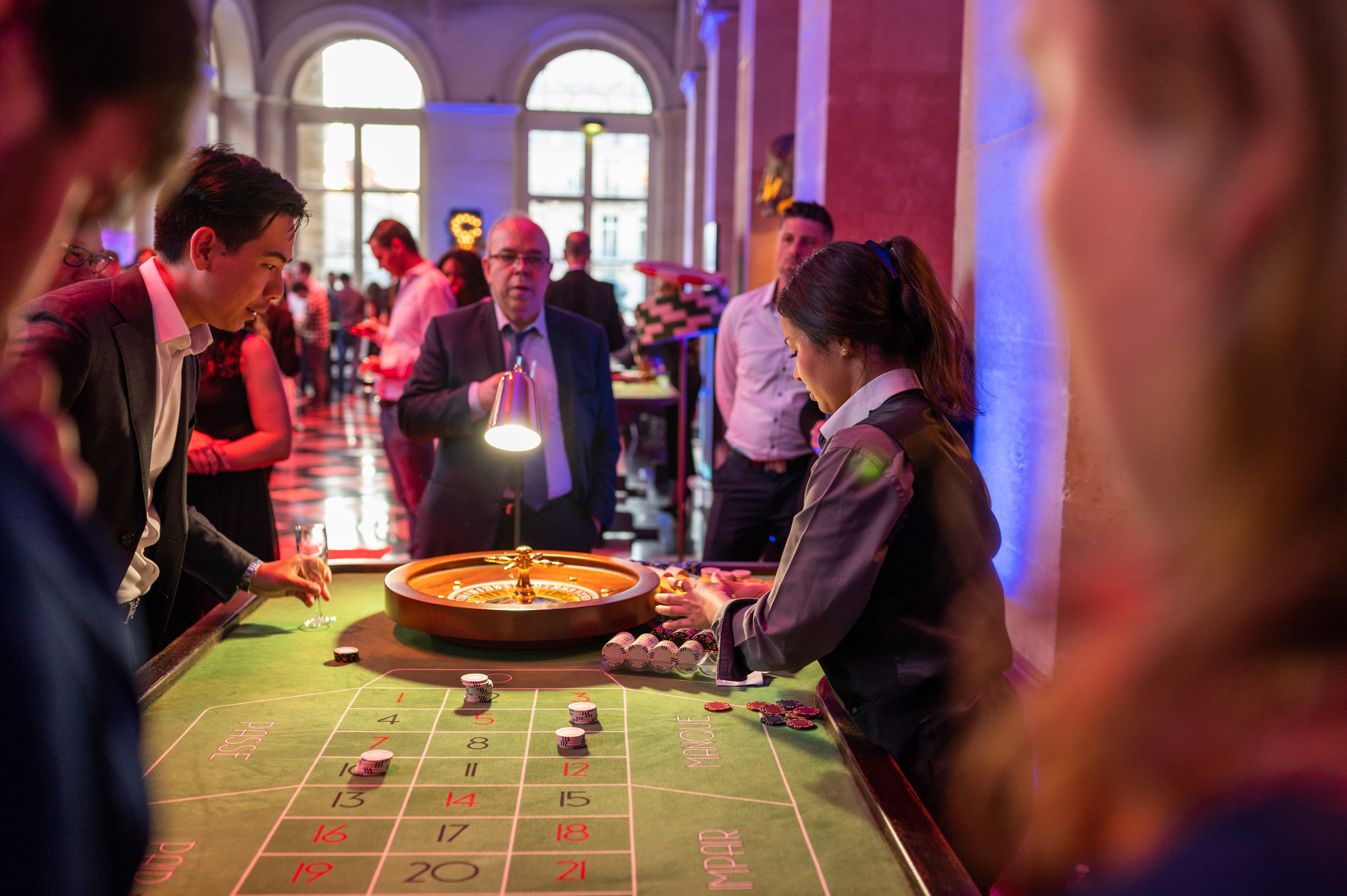 Animation casino soirée entreprise Bruxelles croupier roulette salle de réception · INNOV'events organisation d'événements