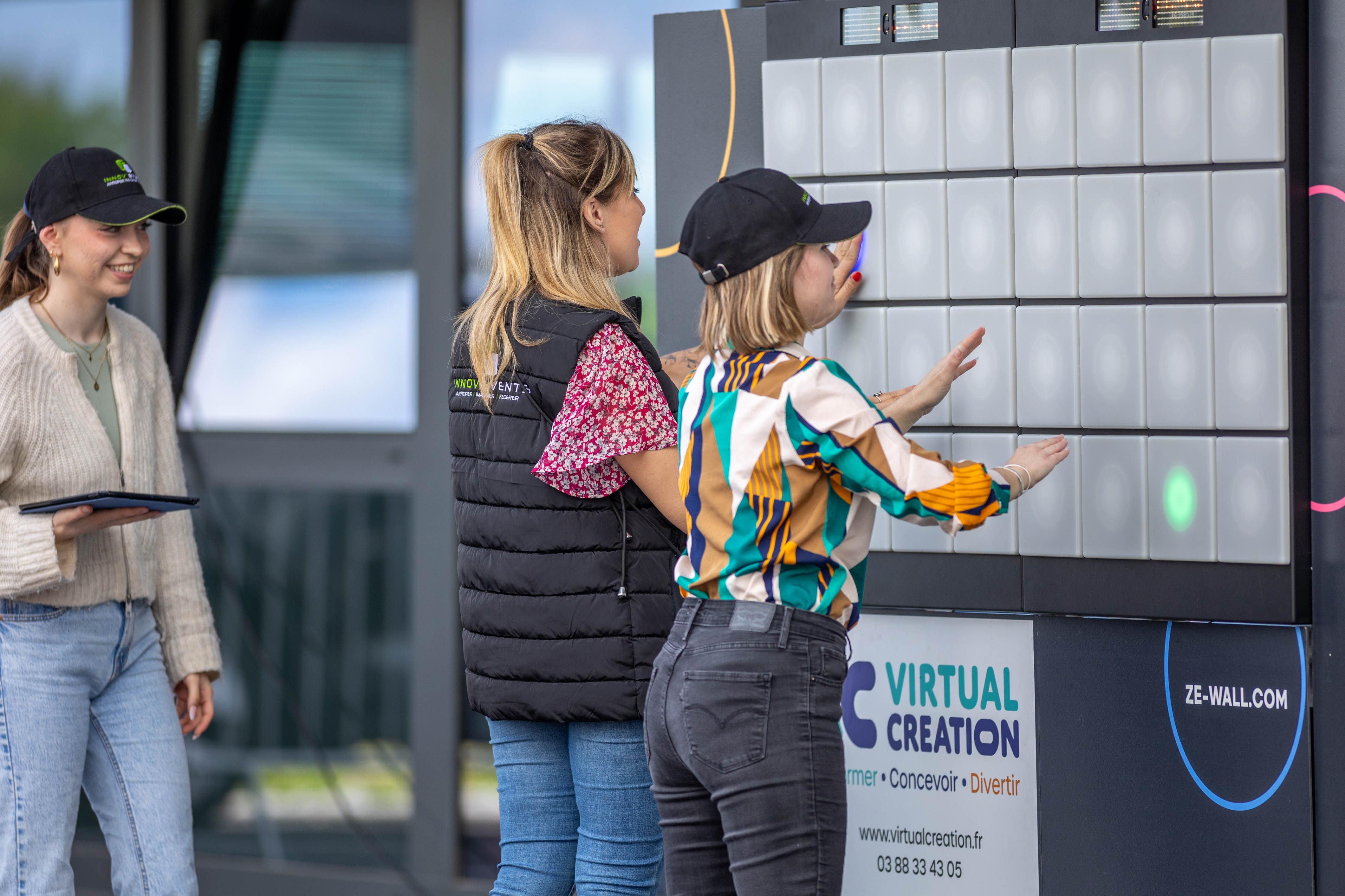 Teambuilding vluchtsimulator Brussel buitenterras deelnemers debriefing middag · INNOV'events