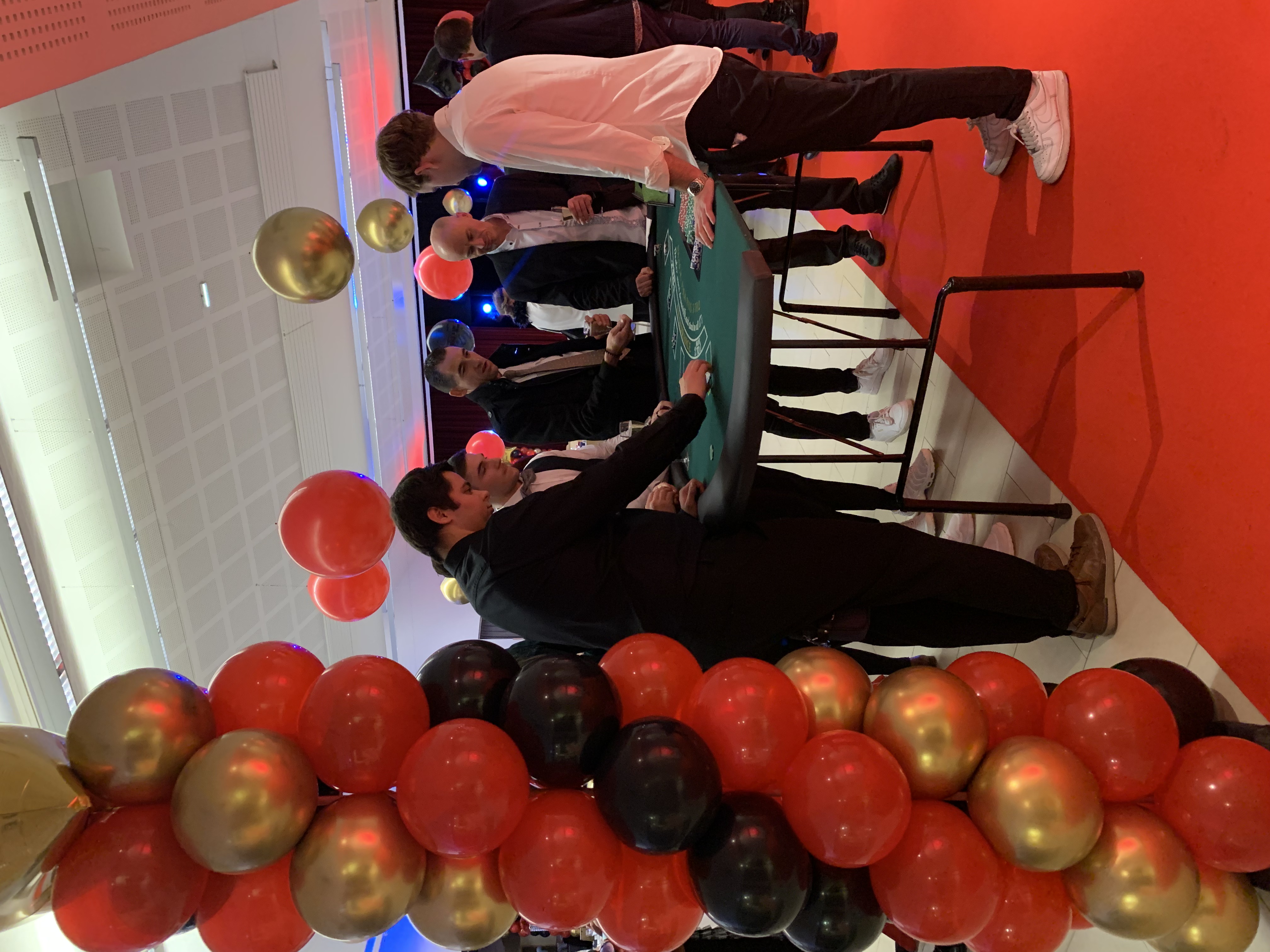 Casino avond Antwerpen pokertornooi bedrijfsteams rond speeltafel · INNOV'events