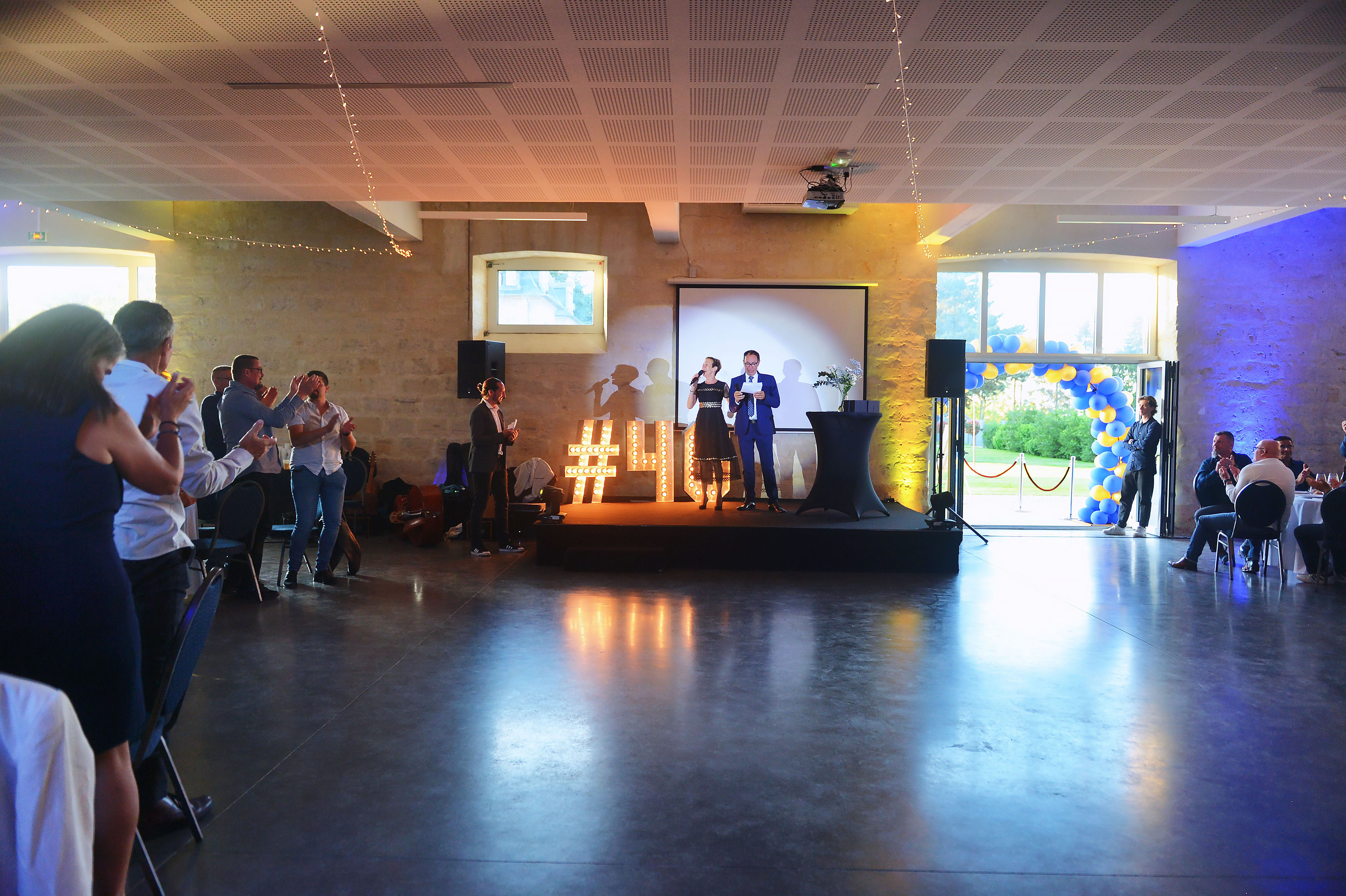 Walking dinner Brussels corporate evening, themed food stations in industrial venue · INNOV'events