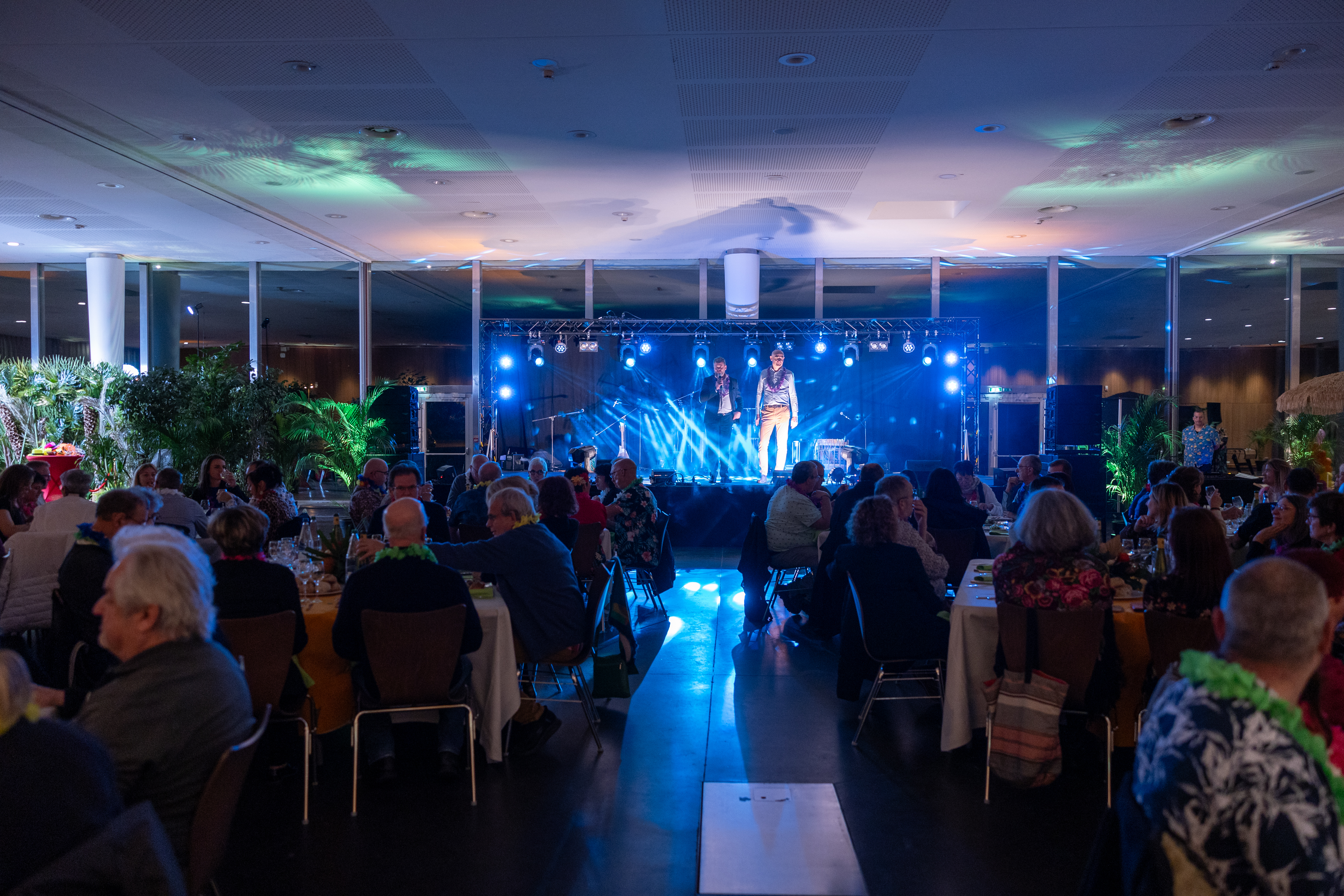 Bedrijfsshow Luik Cité Miroir podiumsetup avondlicht · INNOV'events