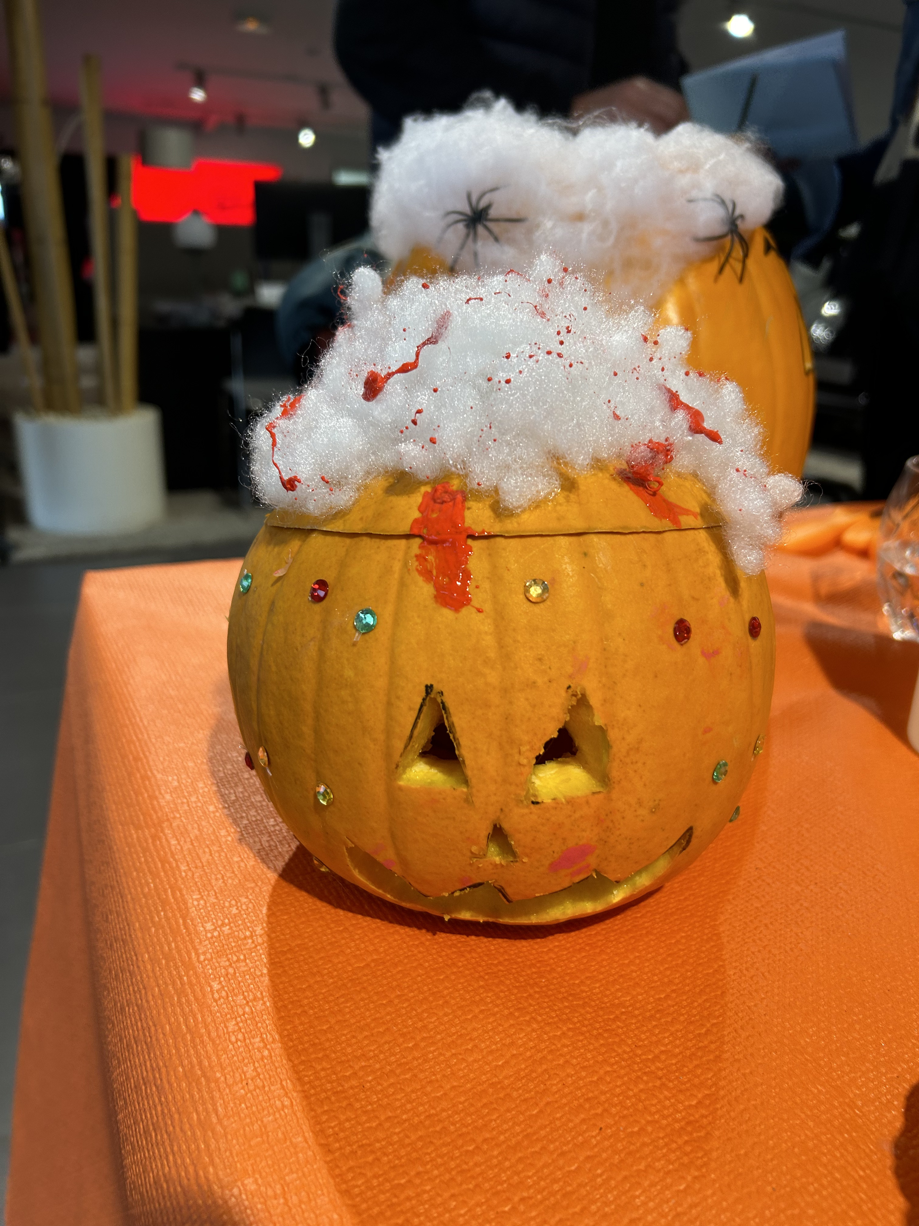 Interactieve Halloween stations bedrijfsevenement Antwerpen, teams aan de slag · INNOV'events