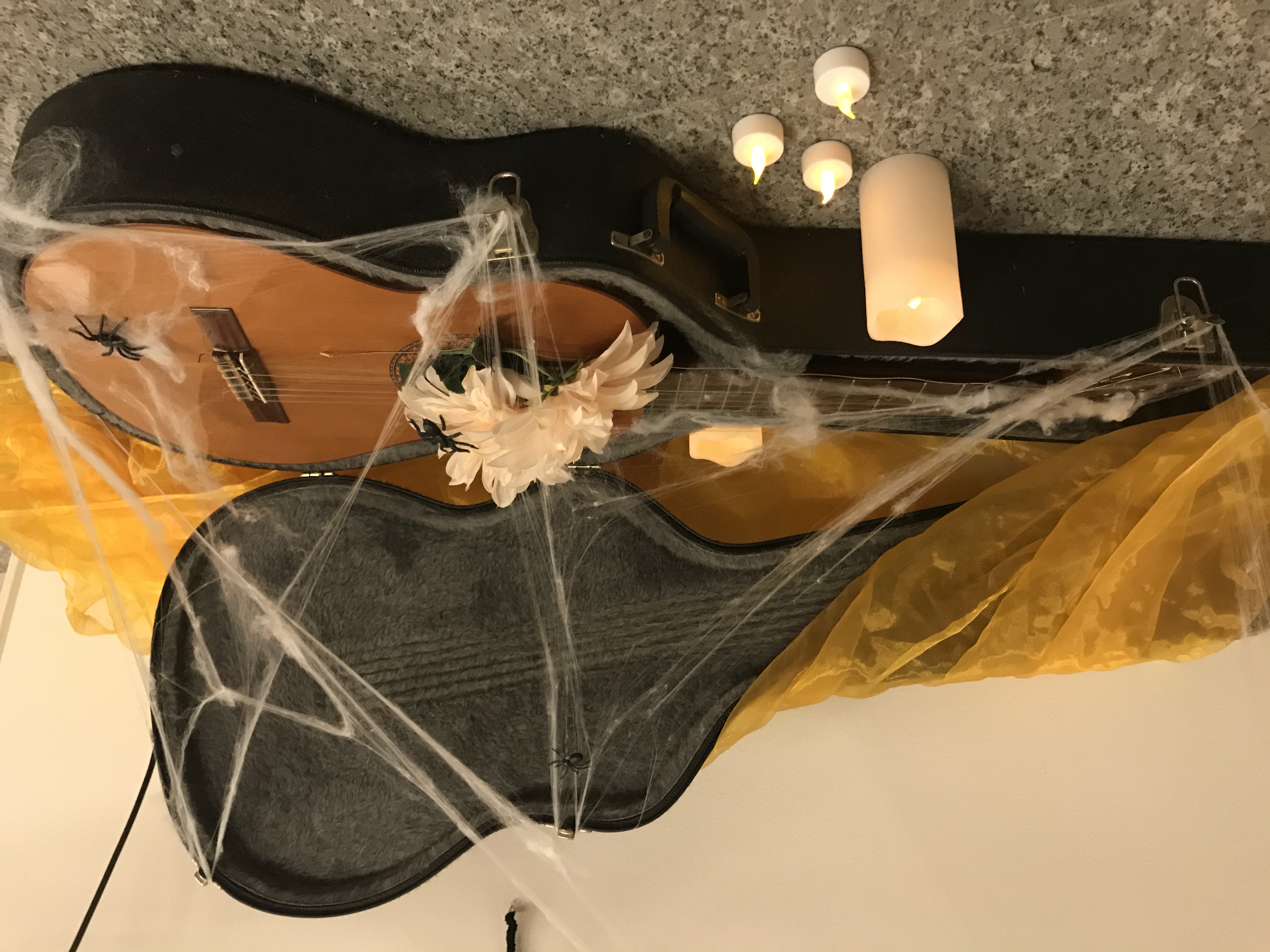 Thema-avond Halloween bedrijven Brussel sfeervolle zaal met acteurs · INNOV'events