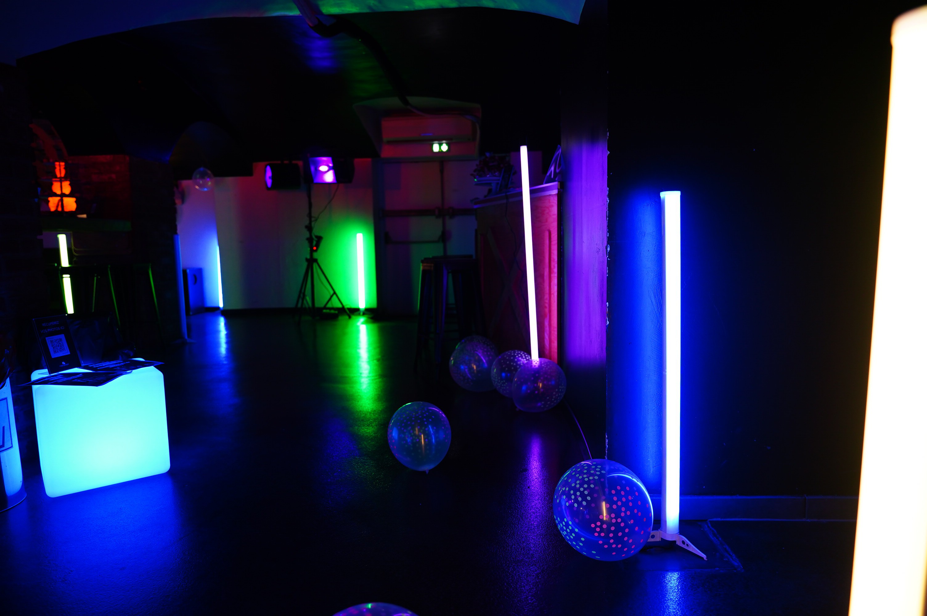 LED meubilair verhuur Antwerpen barzone cocktailreceptie Eilandje · INNOV'events