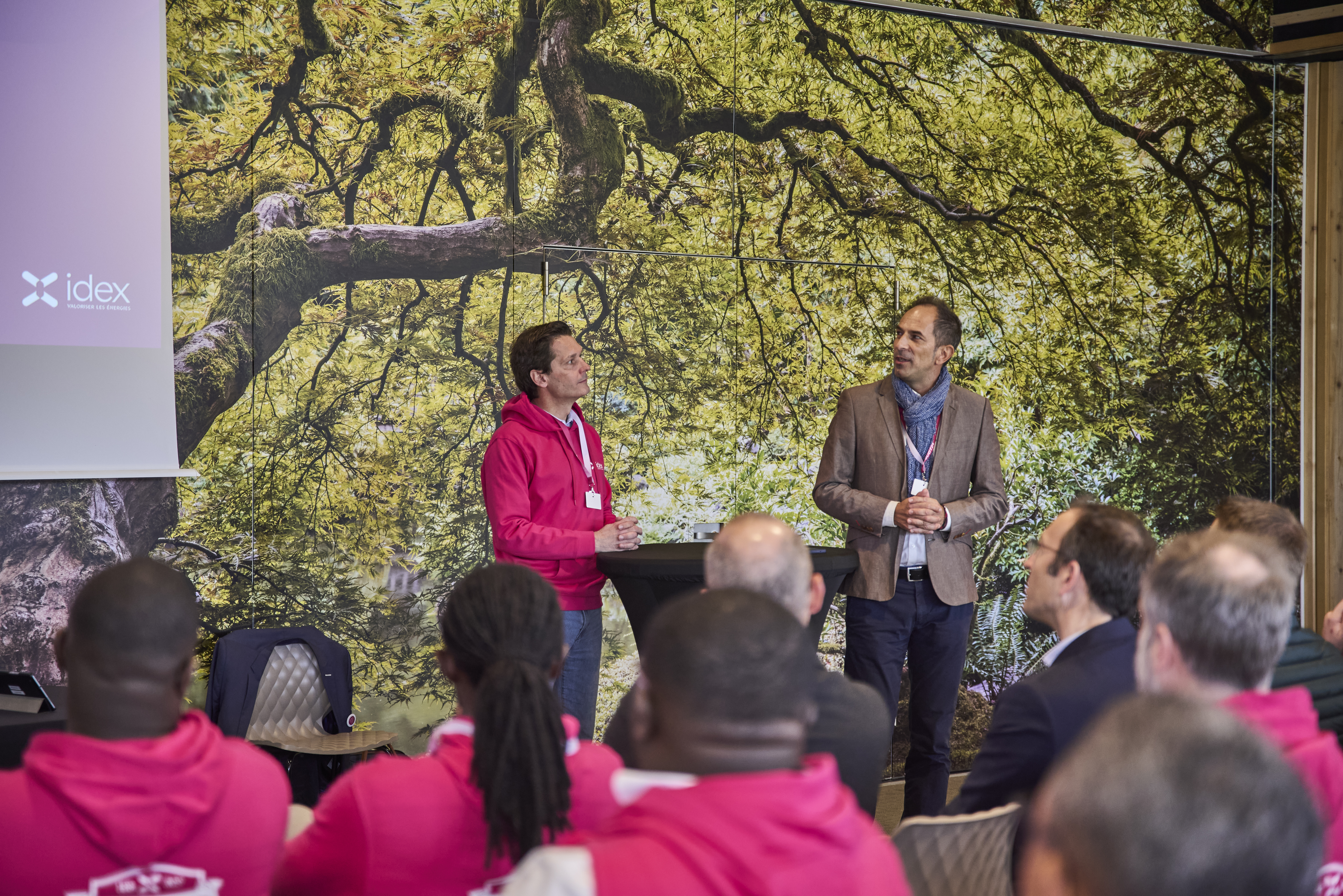 Teamactiviteit 2CV rally bedrijfsseminarie Luik straatcircuit centrum · INNOV'events