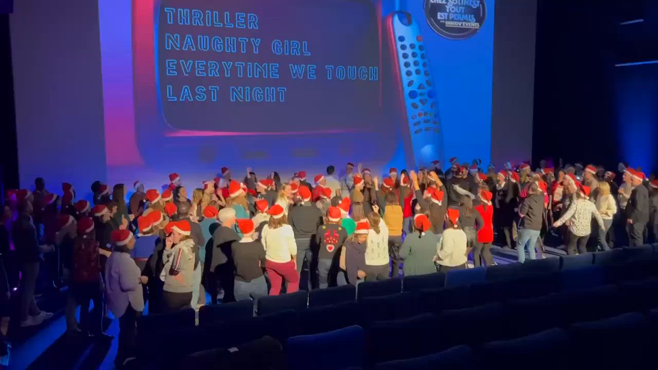 TV spelshow buiten Luik Maasoever deelnemers in teamkleuren · INNOV'events