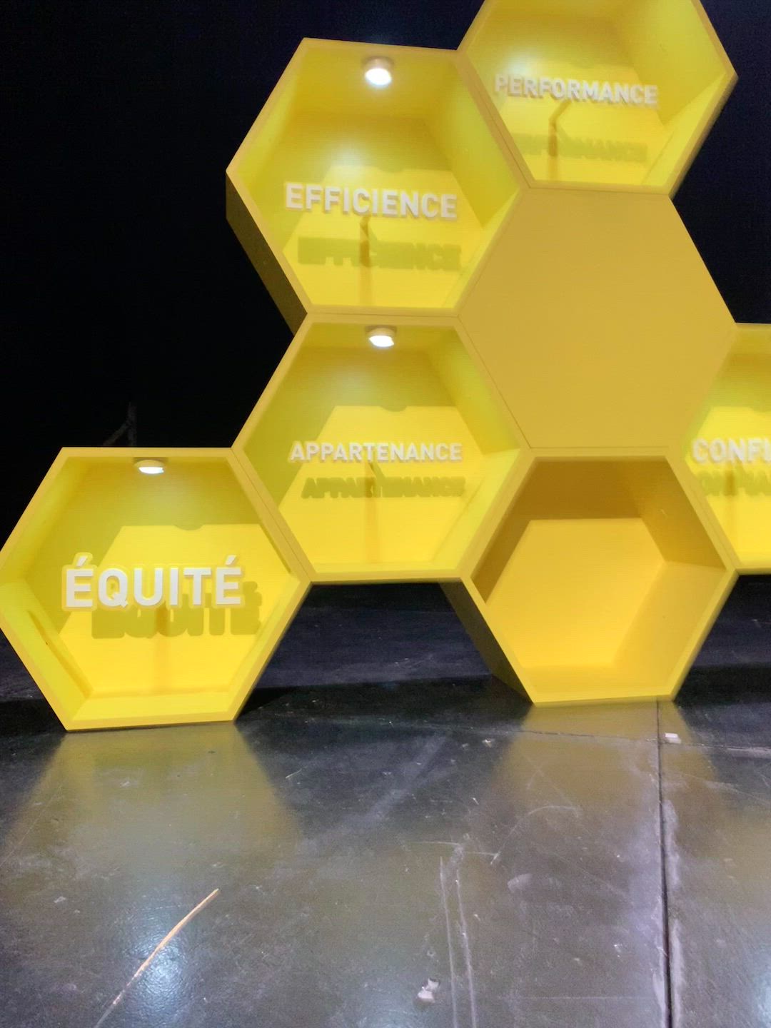 Eventdecoratie Antwerpen Eilandje zaal met LED-meubels en merkprojectie op industriële muur · INNOV'events