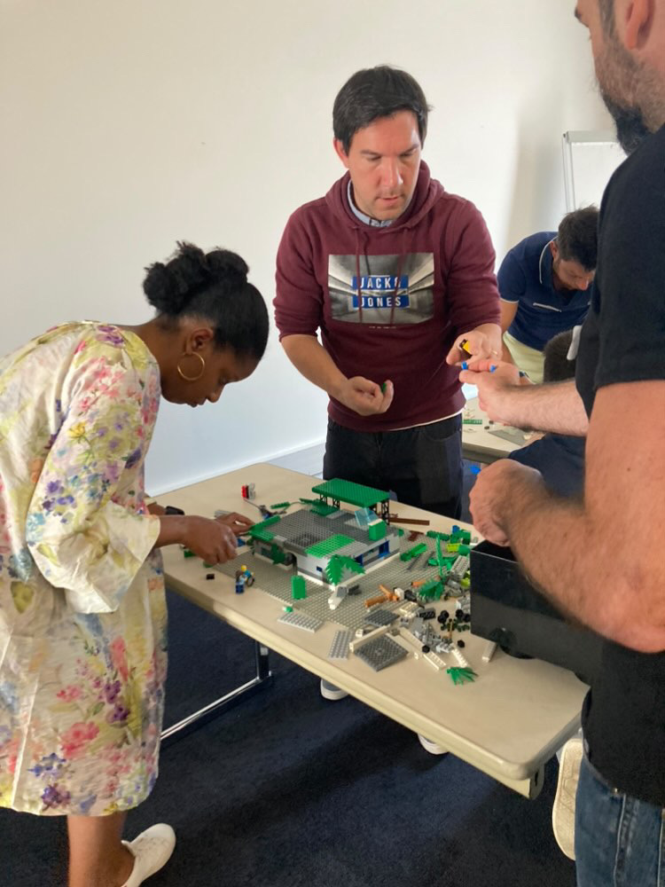 Challenge LEGO Bruxelles équipes en salle modulable Tour & Taxis construction · INNOV'events