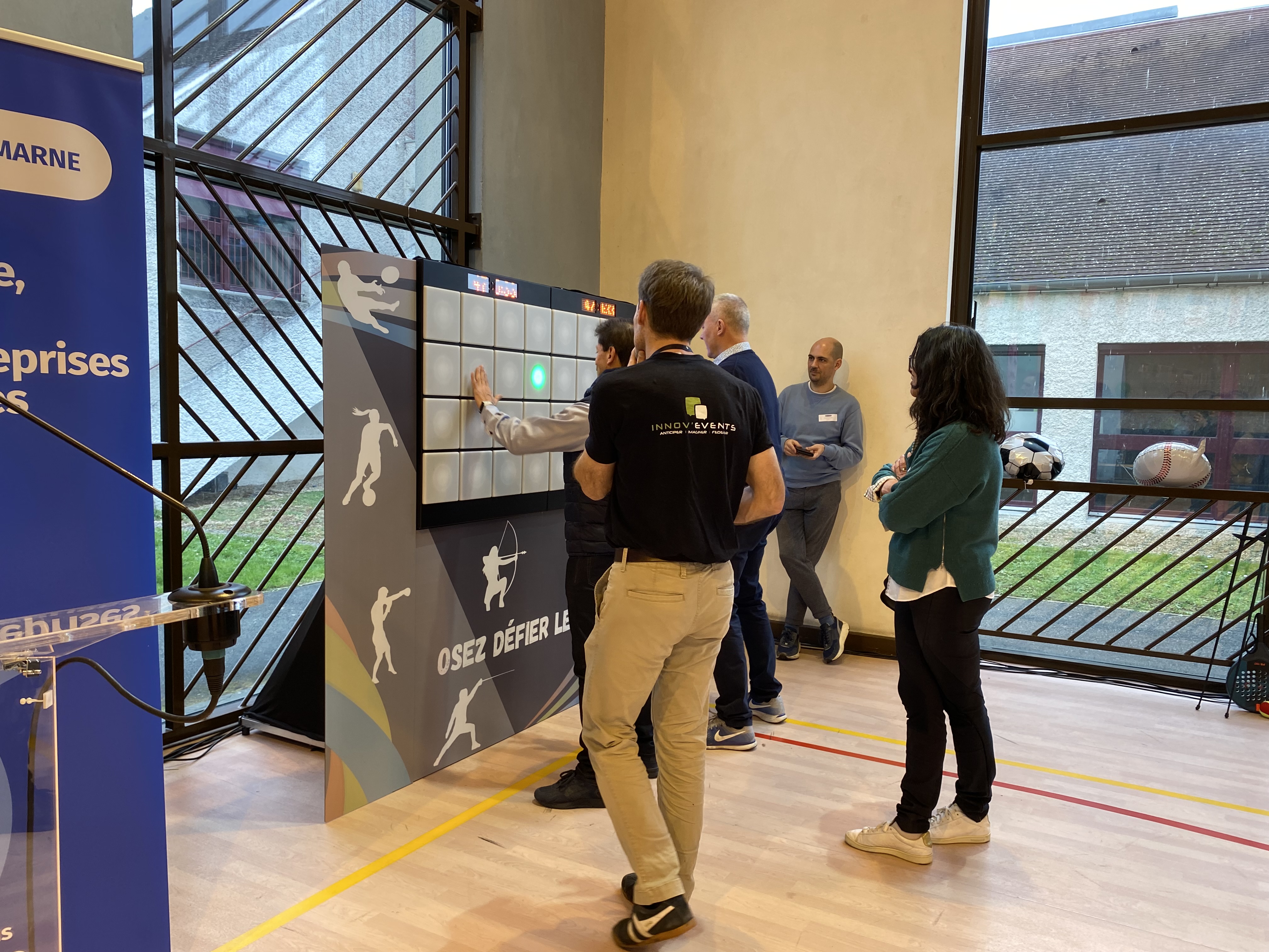 Simulateur de surf Liège installation indoor hall événementiel vue panoramique Meuse · INNOV'events
